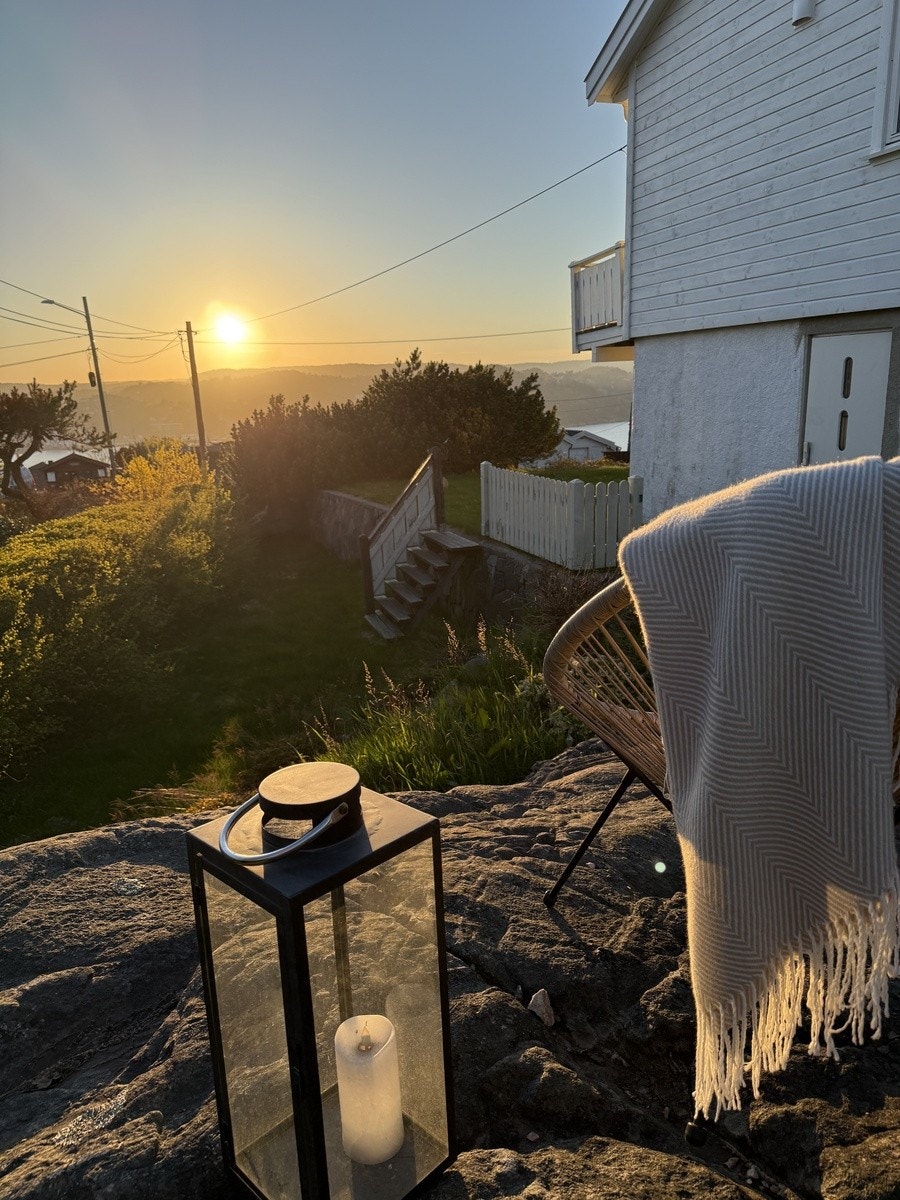 Mulig å sette seg å se på solnedgang Galleribilde