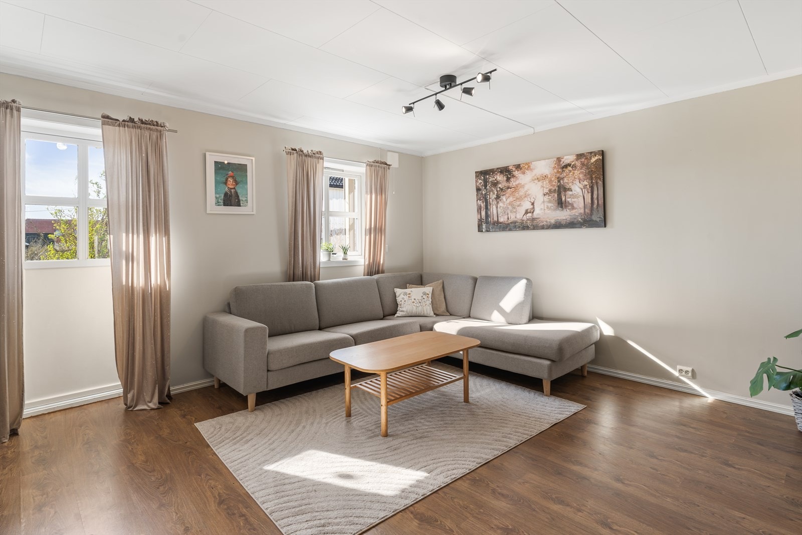 De store vindusflatene slipper rikelig inn med naturlig lys. Galleribilde