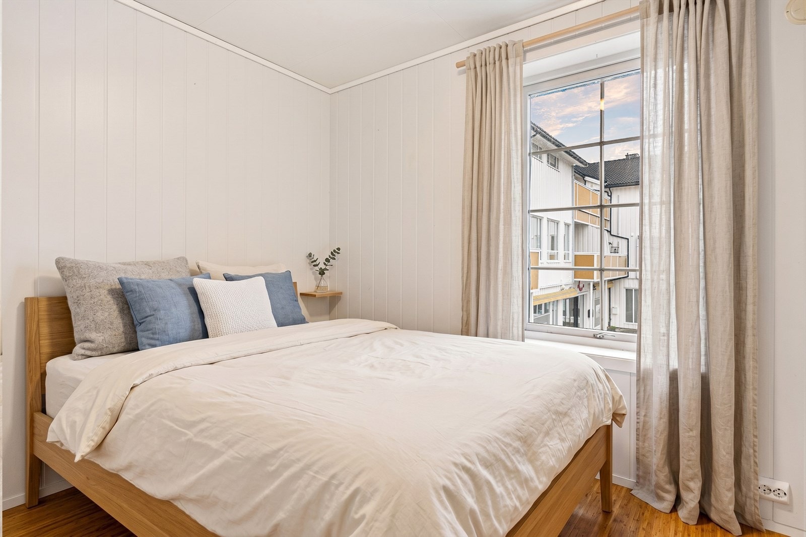 Fra stuen har man direkte tilgang til leilighetens soverom.
(Merk: Bildet er digitalt møblert. Avvik kan forekomme) Galleribilde
