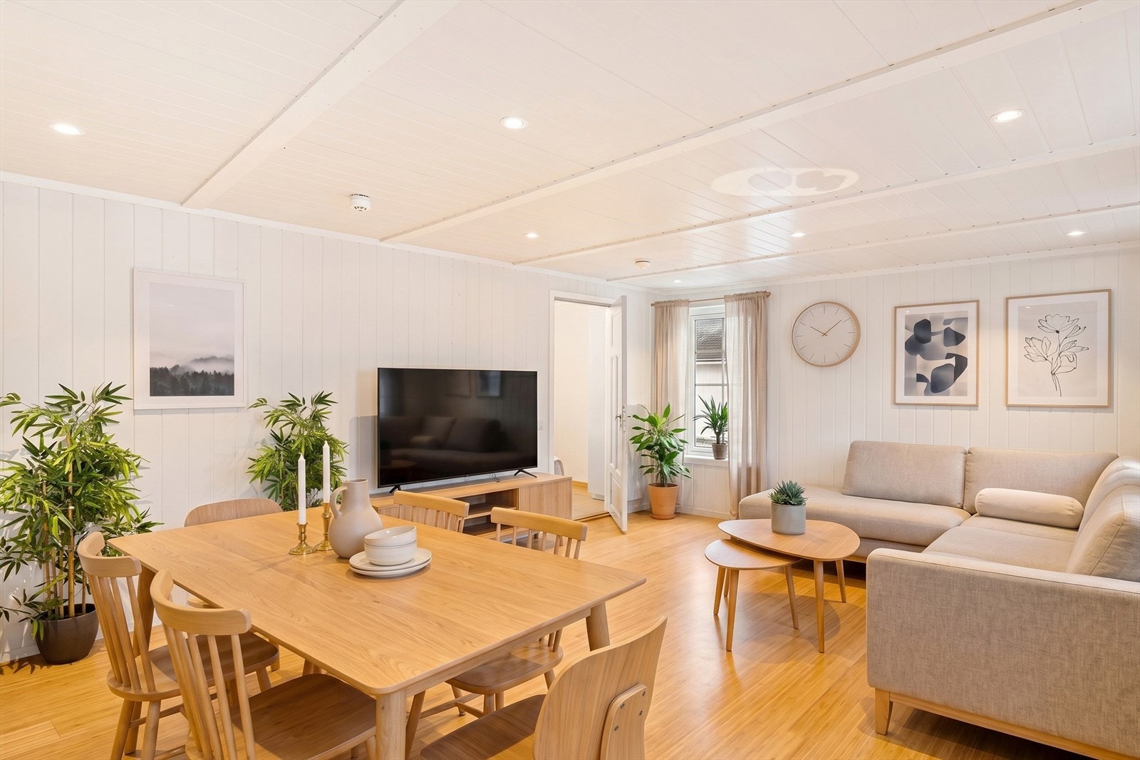 Romslig stue på ca. 24m². Store vindusflater bidrar til rikelig med naturlig lys i rommet.
(Merk: Bildet er digitalt møblert. Avvik kan forekomme) Galleribilde