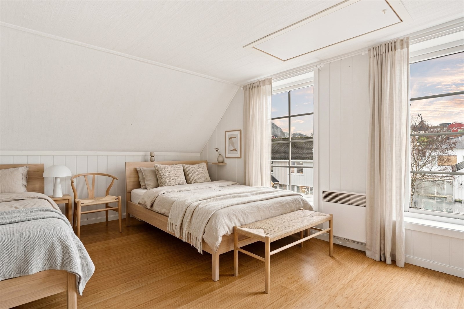 Leilighetens loftetasje består av et innredet soverom på ca. 14,2m² og bad på ca. 3,9m².
(Merk: Bildet er digitalt møblert. Avvik kan forekomme) Galleribilde
