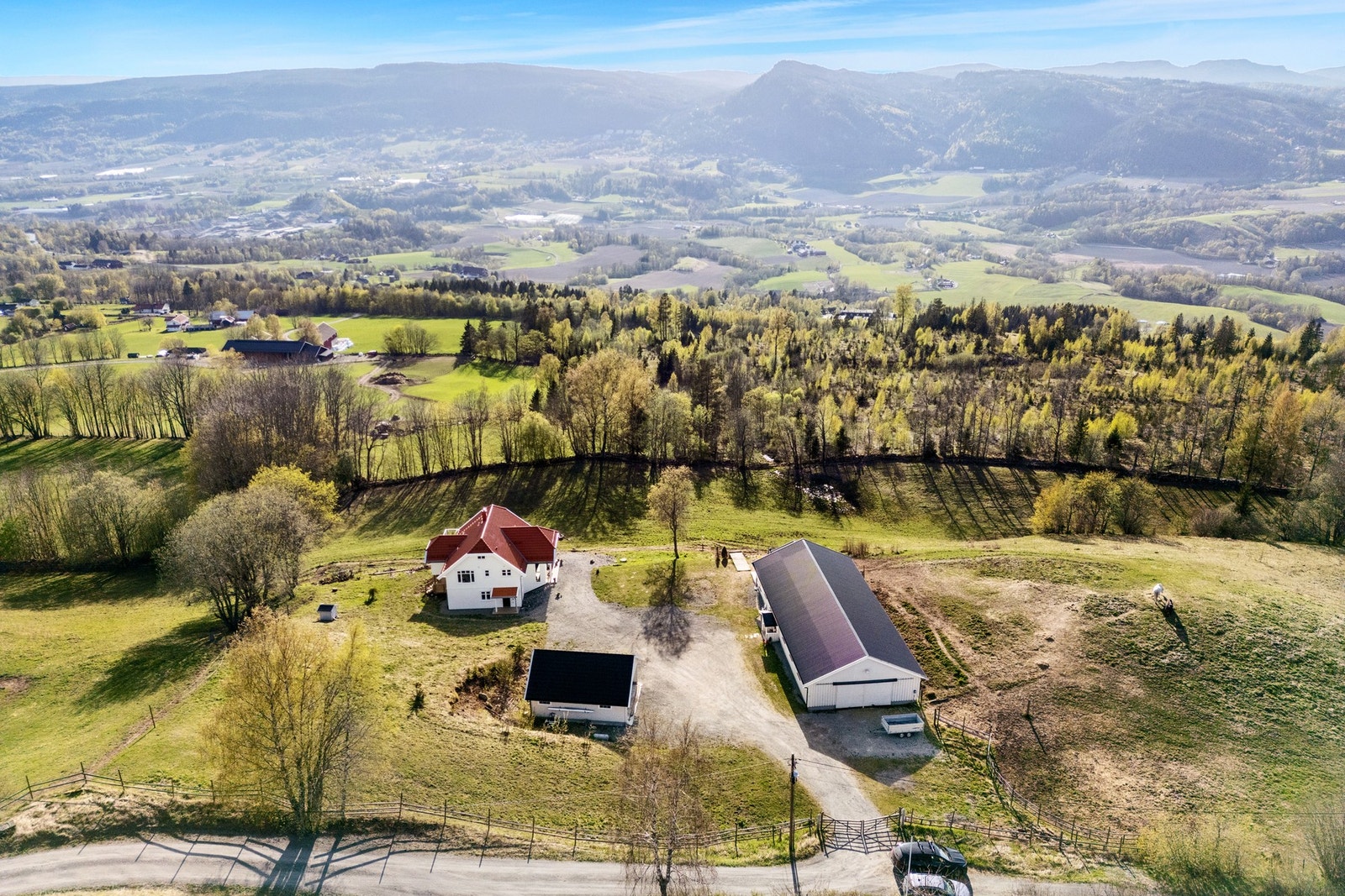 I Nordengveien 7 kan du leve ut drømmen om en landlig livsstil med husdyrhold og en hverdag med hvilepuls. Galleribilde