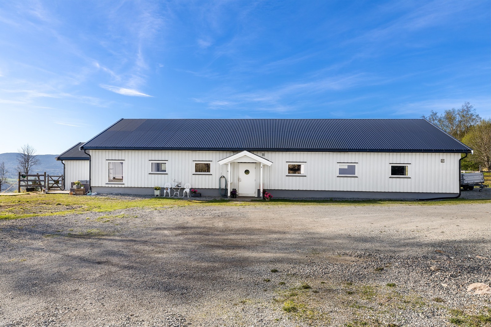 Med eiendommen følger en flott stall på 223 m², oppført i 1994. Galleribilde
