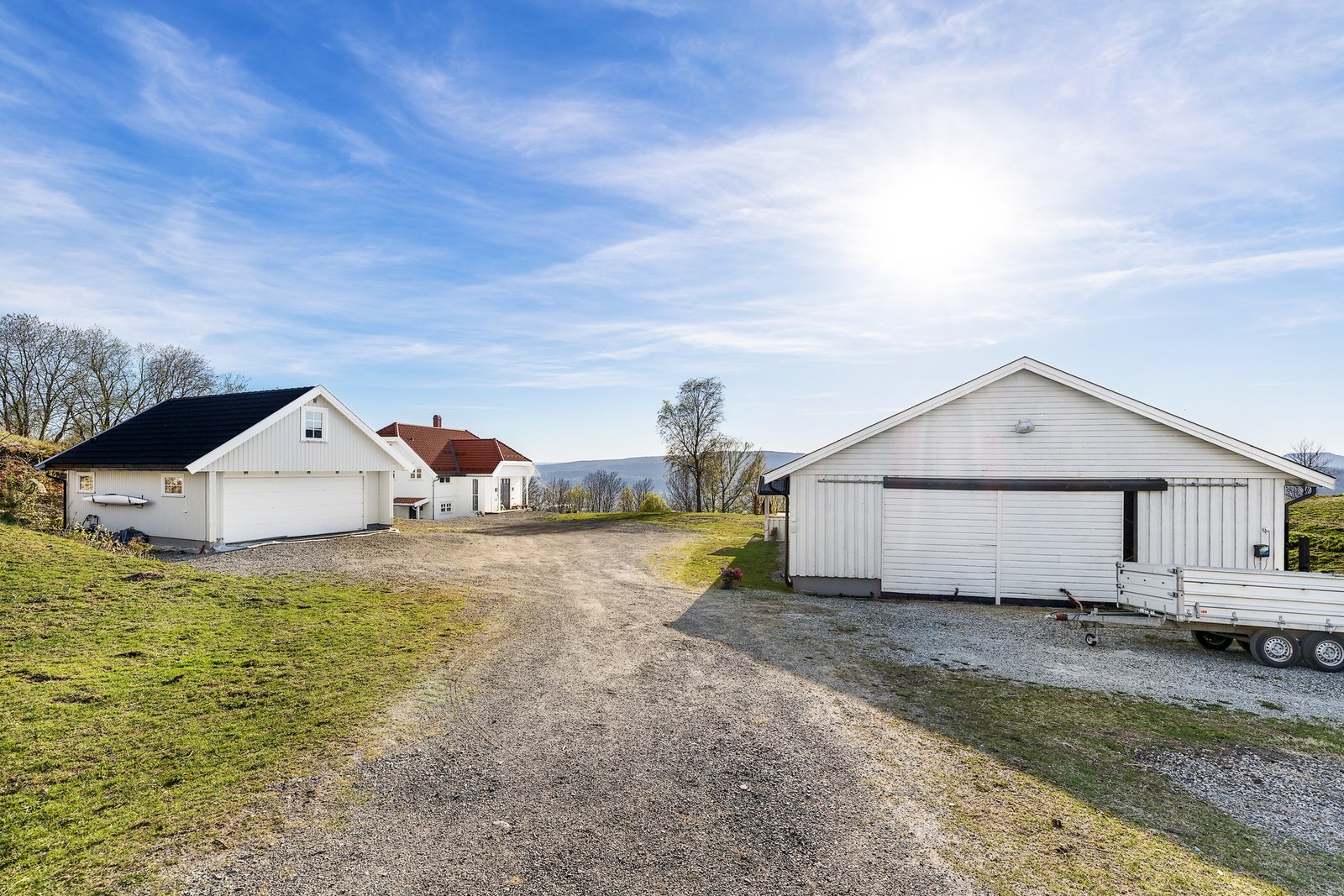 Eiendommen ligger usjenert og vakkert til med praktfull utsikt over dalen nedenfor. Galleribilde