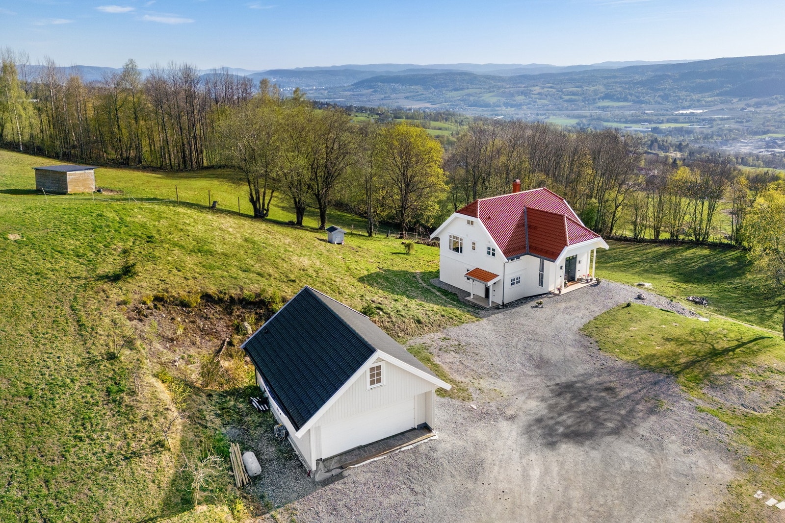 Med den flotte eiendommen følger en dobbel garasje på 46 m², oppført i 2015. Galleribilde