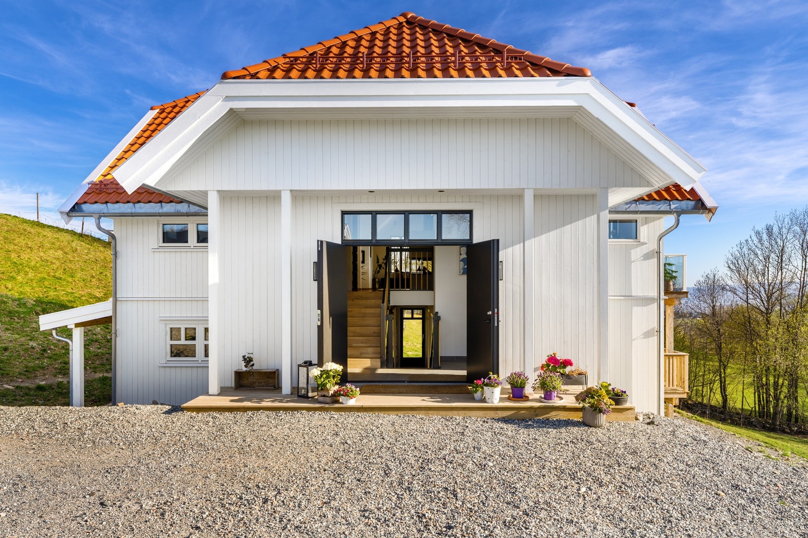 Boligen går over 2 plan, med utgang til uteplasser i hver etasje. Den nyoppførte eneboligen har adkomst via egen gruslagt gårdsplass. Galleribilde