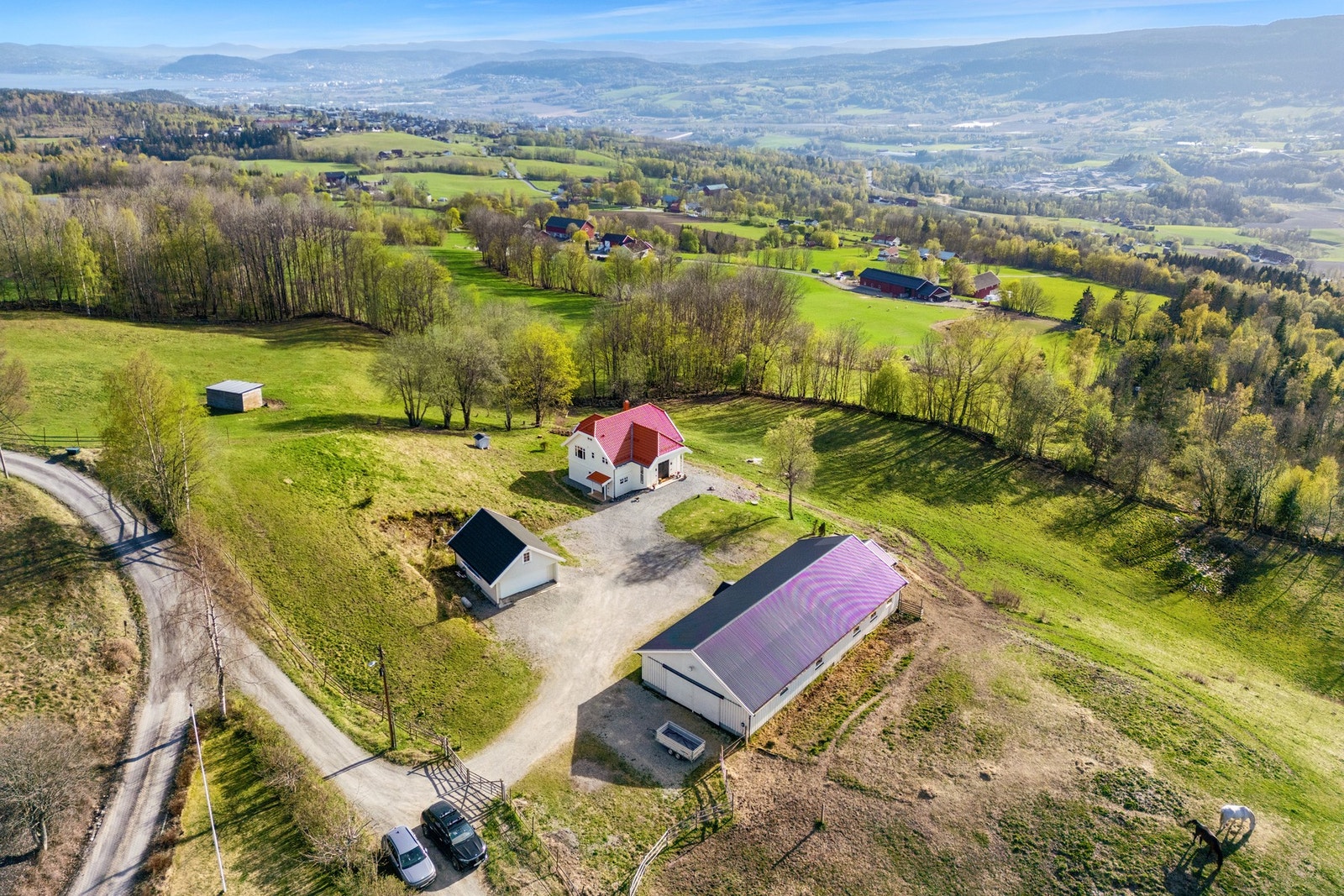 Eiendommen er tilknyttet turterreng i Kraftkollen, Glasåsen og løypenettverket innover i Vestmarka. Galleribilde