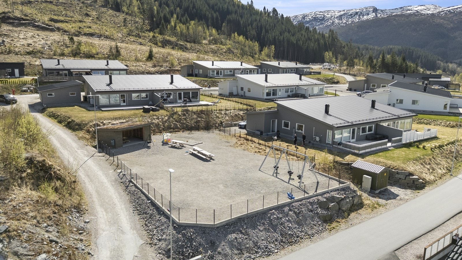 Felles leikeplass i feltet ligg like ved bustaden Galleribilde