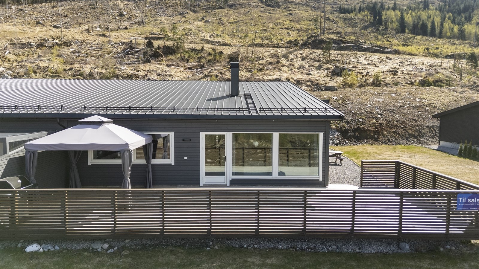Framfor bustaden er det ein stor vestvendt terrasse med gode solforhold Galleribilde