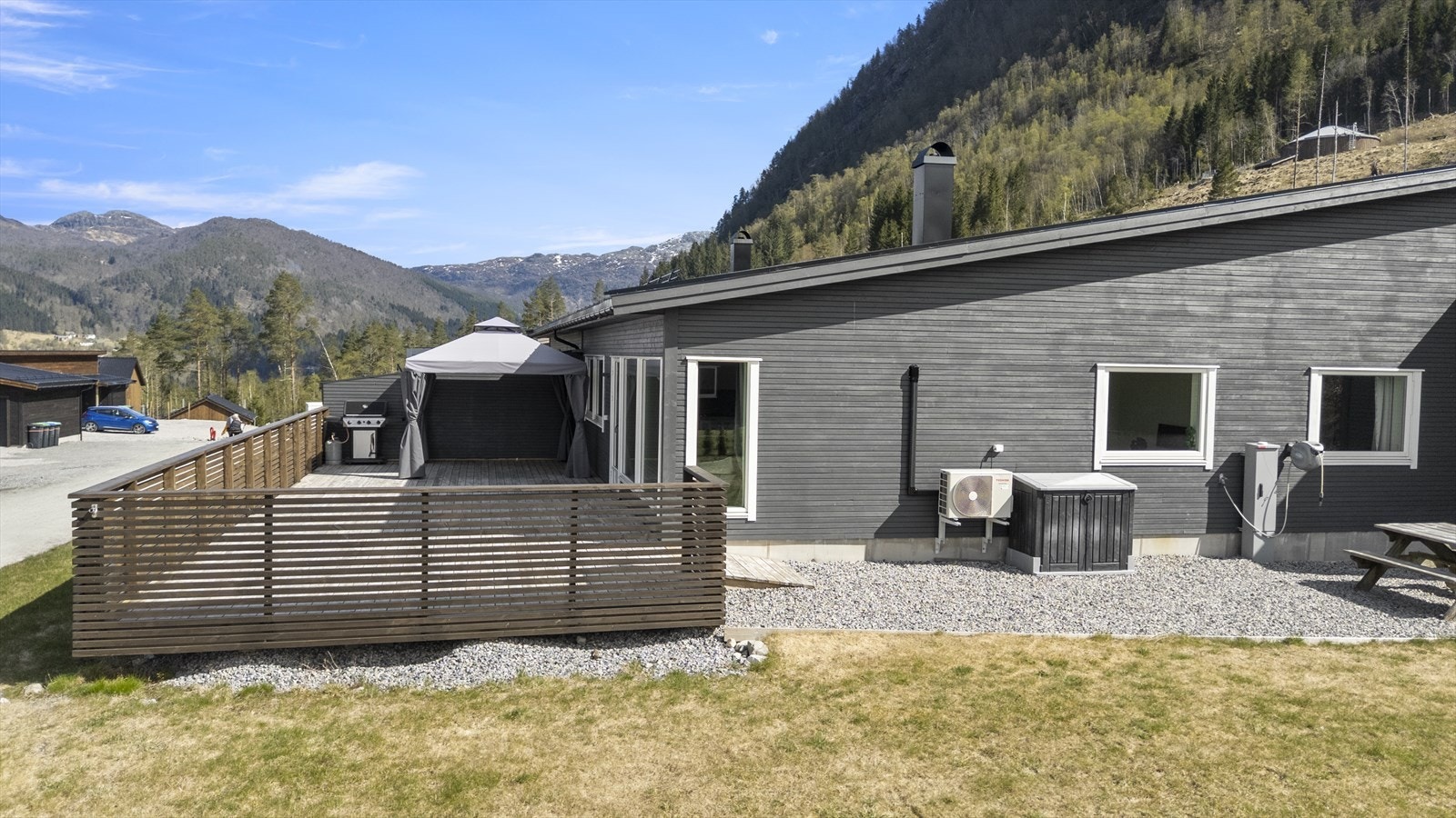 Eigedomen har ein fint opparbeida tomt med stor plen og terrasse Galleribilde