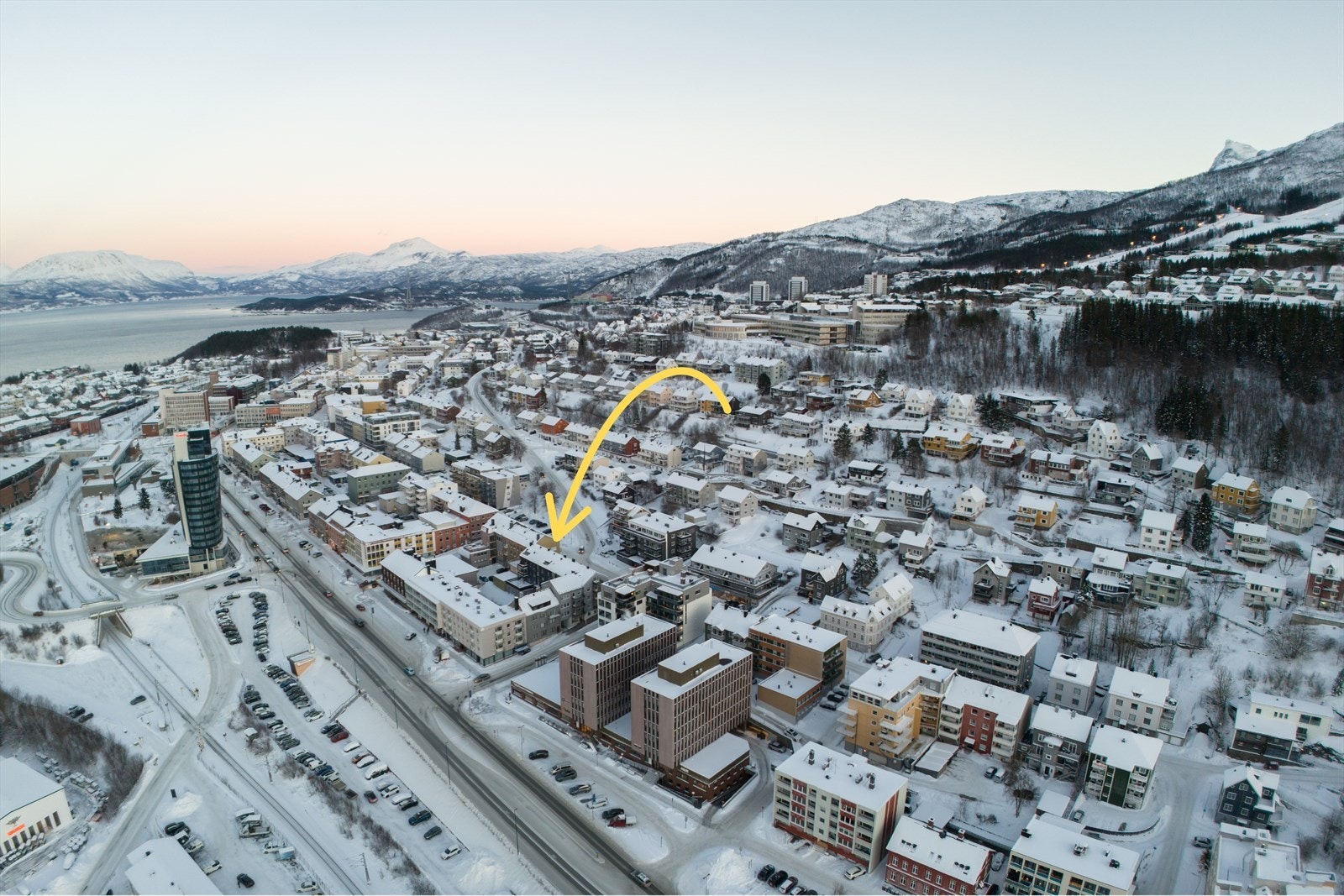 Denne leiligheten har en sentral beliggenhet, med nærhet til kjøpesenter, skole, universitet og friluftsområde. Galleribilde