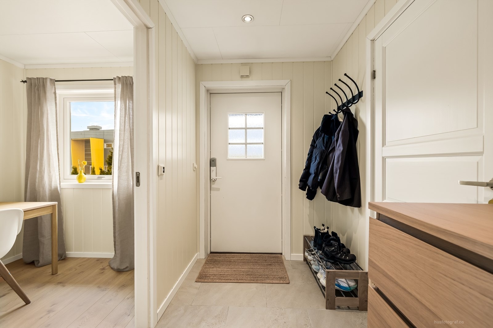 Velkommen inn! Ytterdøren har en praktisk kodelås. Galleribilde