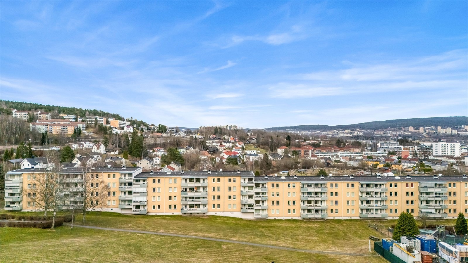 Området har en sentral beliggenhet med kort vei til både byliv og flotte turmuligheter i Lillomarka. Galleribilde