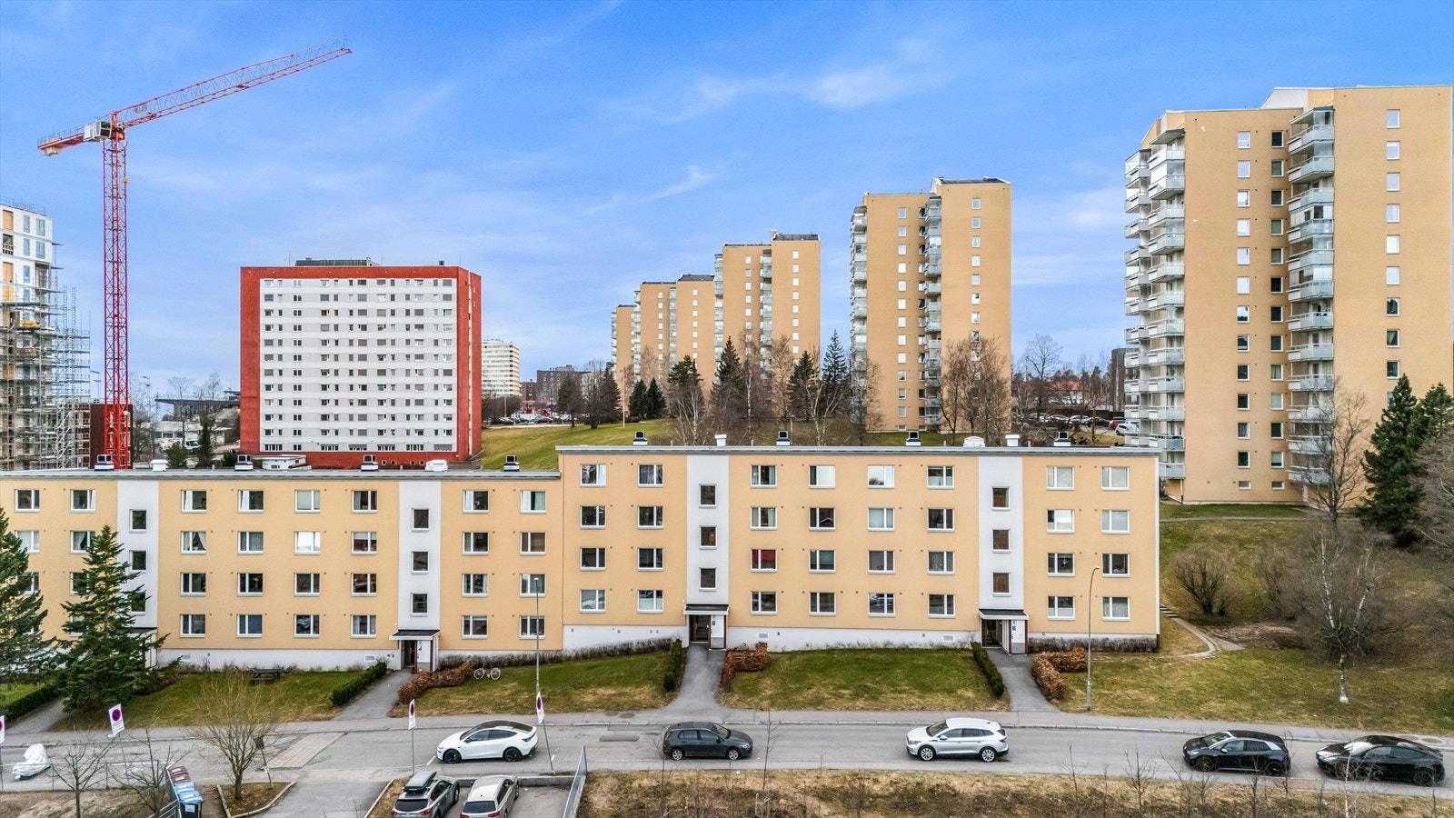 Boligen ligger i et attraktivt og barnevennlig område på Bjerke i Oslo, like ved Bjerke Travbane. Galleribilde