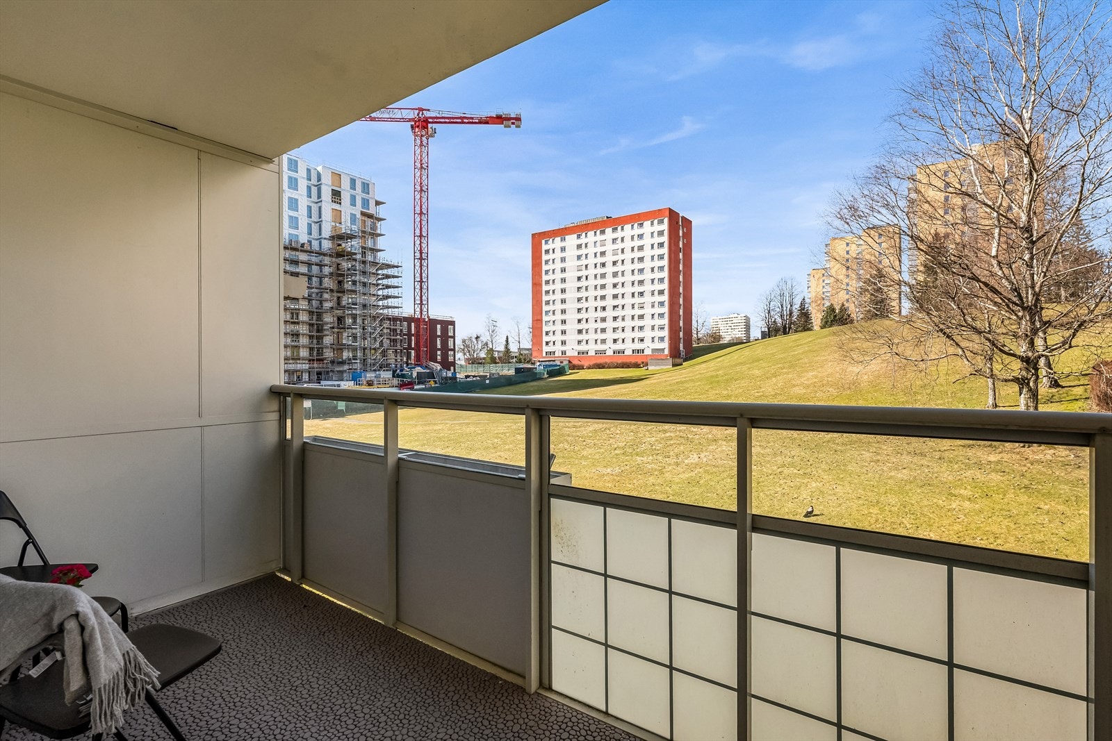 Fra balkongen er det hyggelig utsikt mot rolige og velholdte fellesarealer, som gir en grønn og trivelig ramme rundt boligen.
Fotograf: Håvard Daee v/ iSnitt Galleribilde