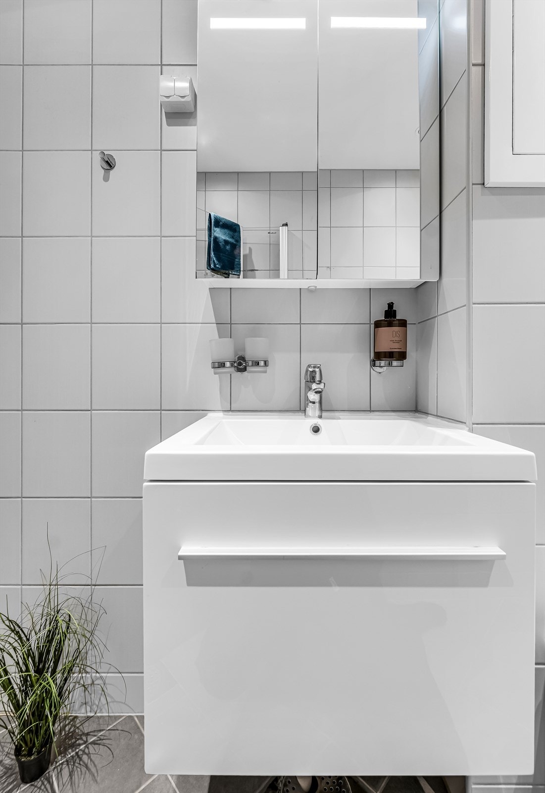 Det er opplegg for vaskemaskin, og gulvet er flislagt med varmekabler. Galleribilde