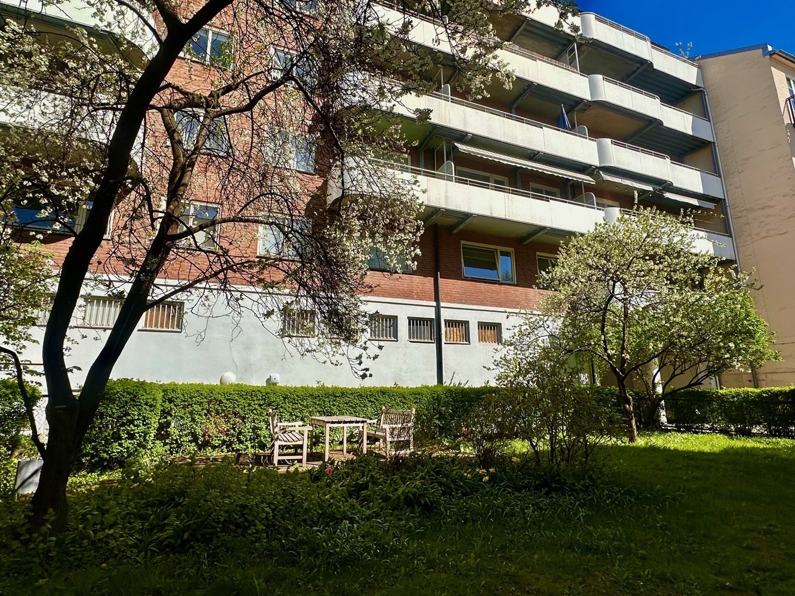 Sameiet har en felles, skjermet hage som er pent opparbeidet. Tatt av selger 4.mai 2026 Galleribilde
