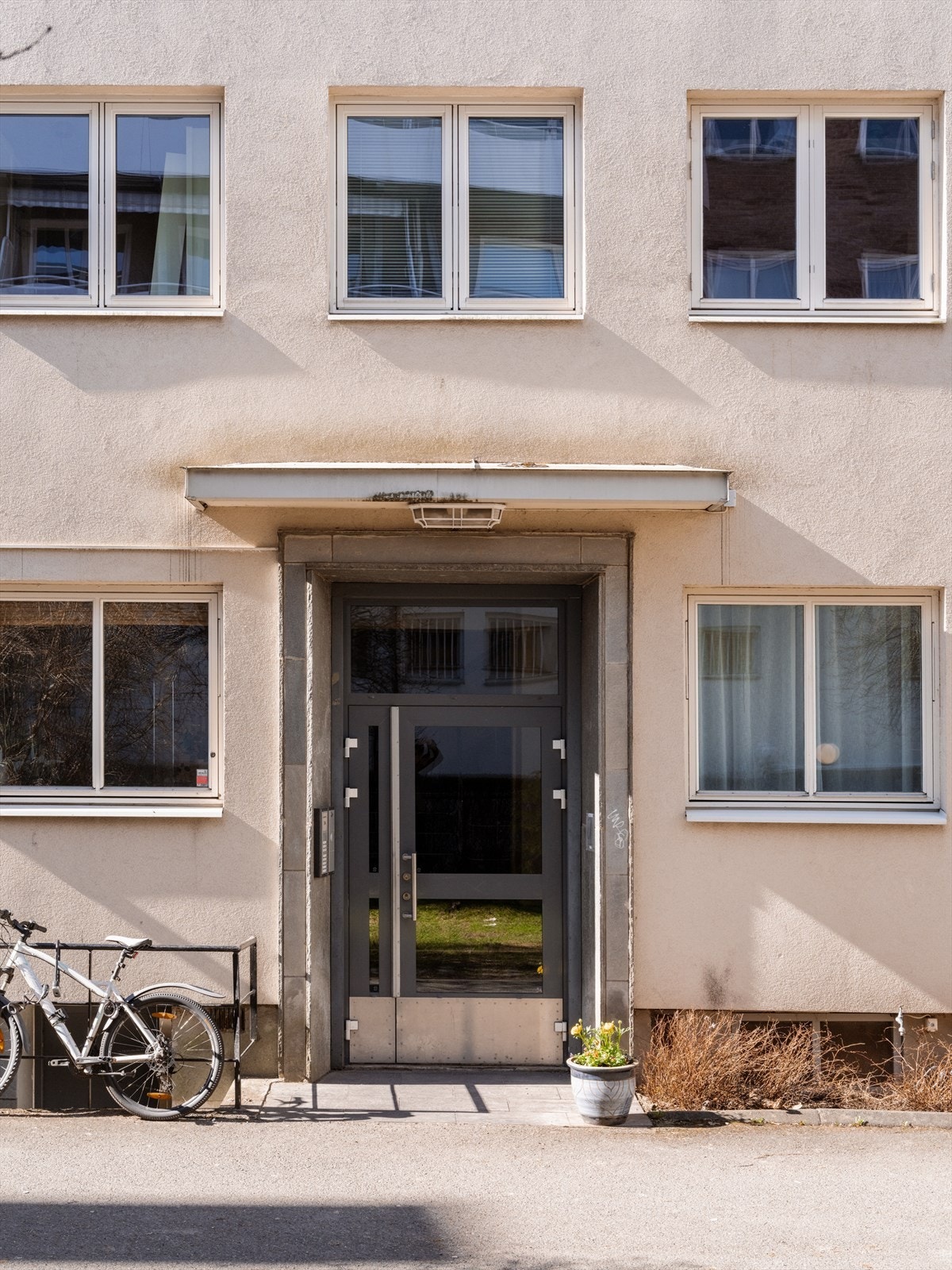 Felles inngangsparti for Briskebygården sameie, som består av totalt 16 boligseksjoner. Galleribilde