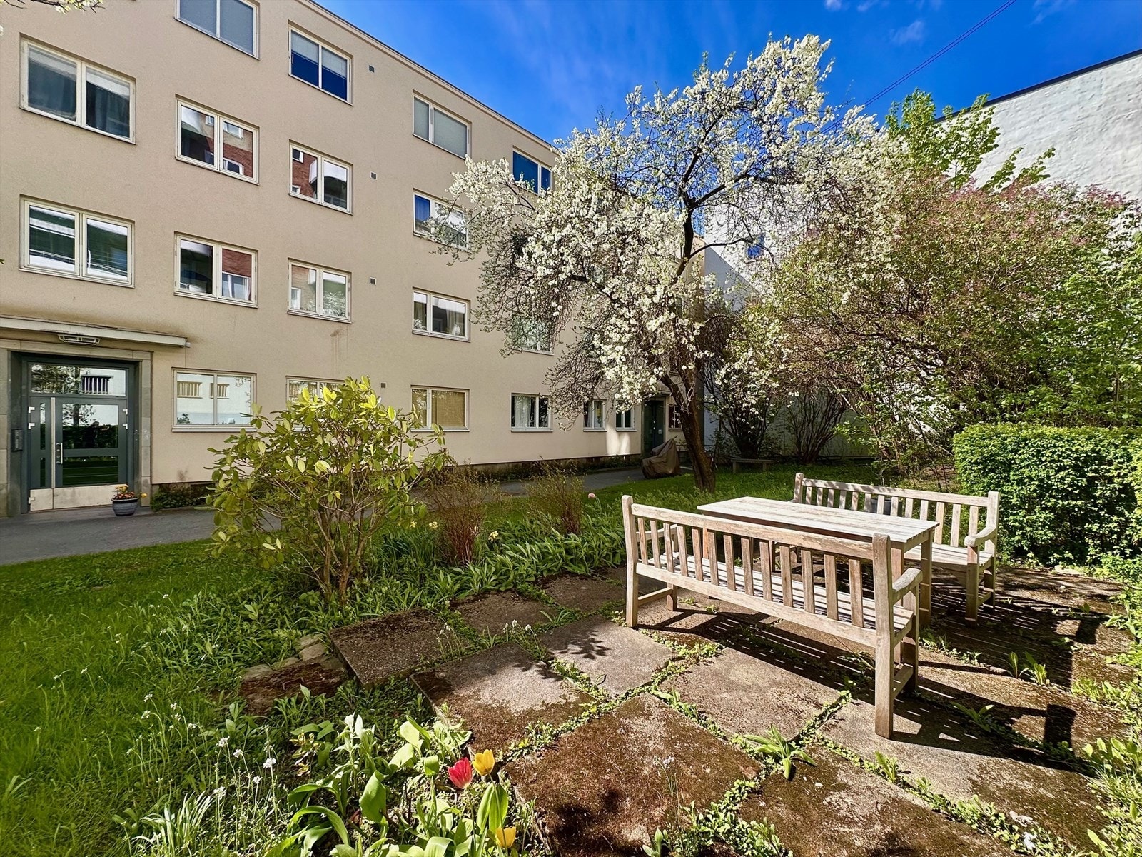 Hyggelig uteplass med sittebenker tilgjengelig for beboerne. Tatt av selger 4.mai 2026 Galleribilde