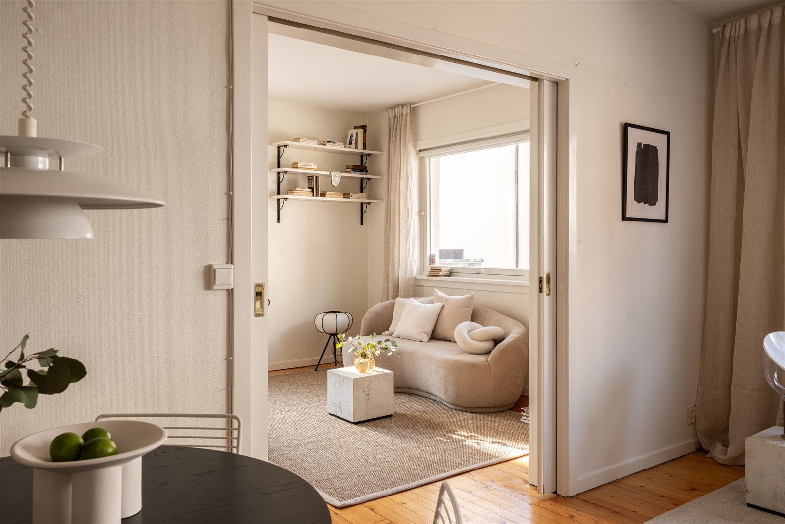 Spisestuen, som ligger i tilknytning til stuen, er i dag innredet og benyttes som et soverom. Galleribilde