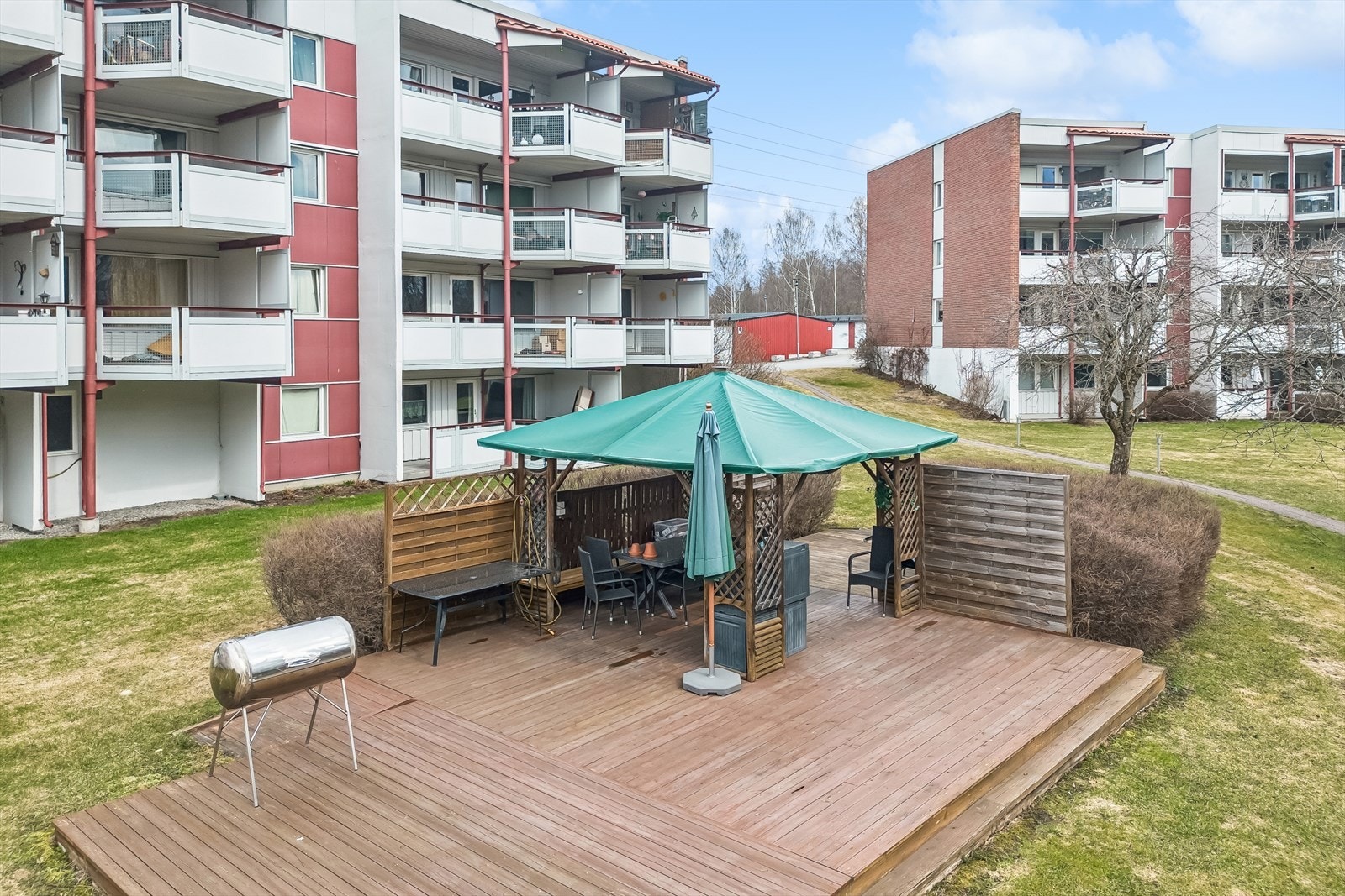 Borettslaget har en felles uteplass med platting og paviljong tilgjengelig for beboerne. Galleribilde