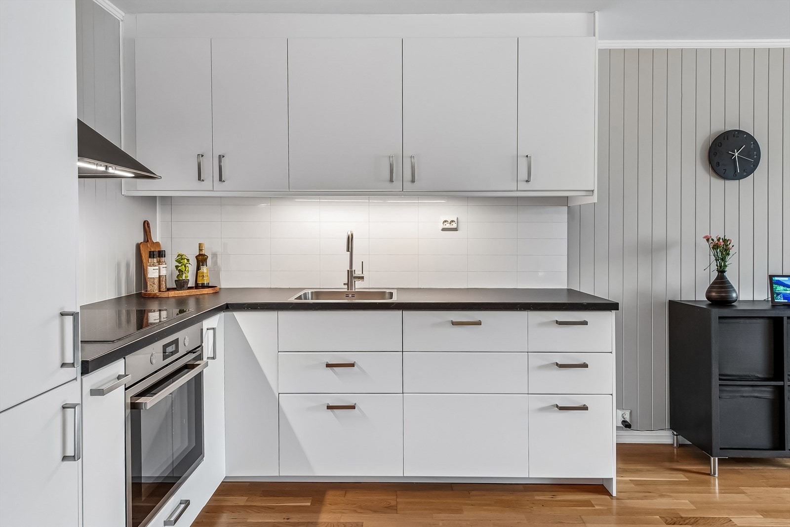 Kjøkkenet ble fullstendig fornyet i 2022 med ny Ikea-innredning, laminatbenkeplate og integrerte hvitevarer. Galleribilde
