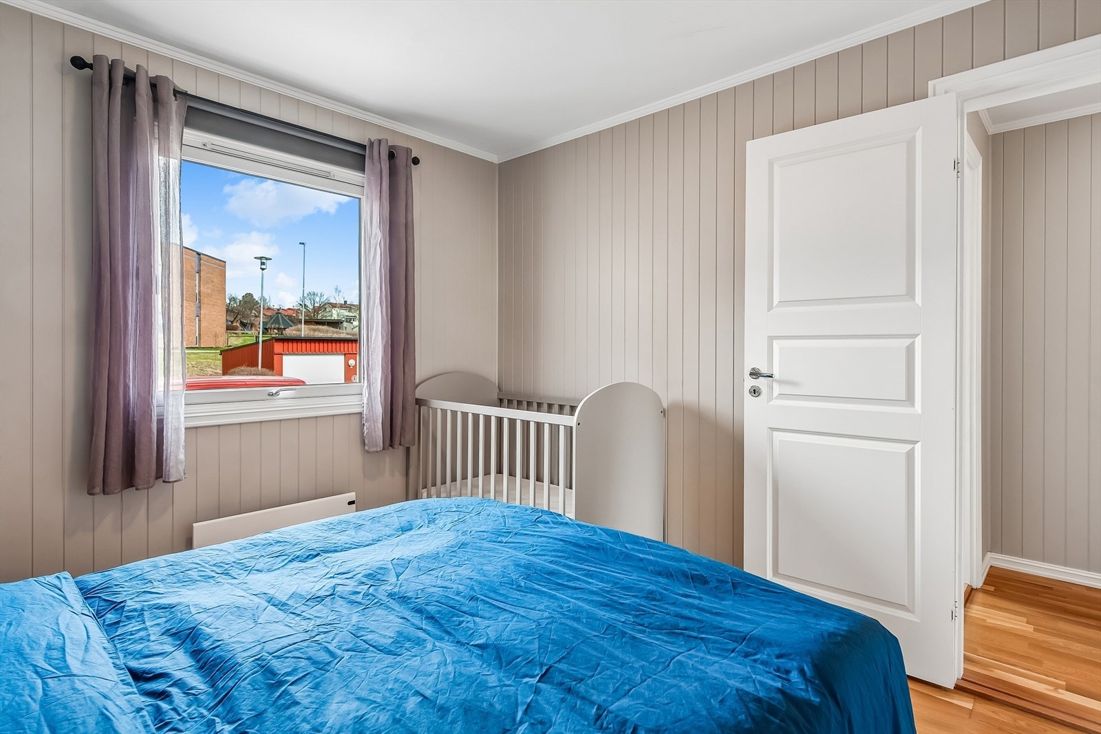 Hovedsoverommet har god plass til dobbeltseng og garderobeløsning. Galleribilde