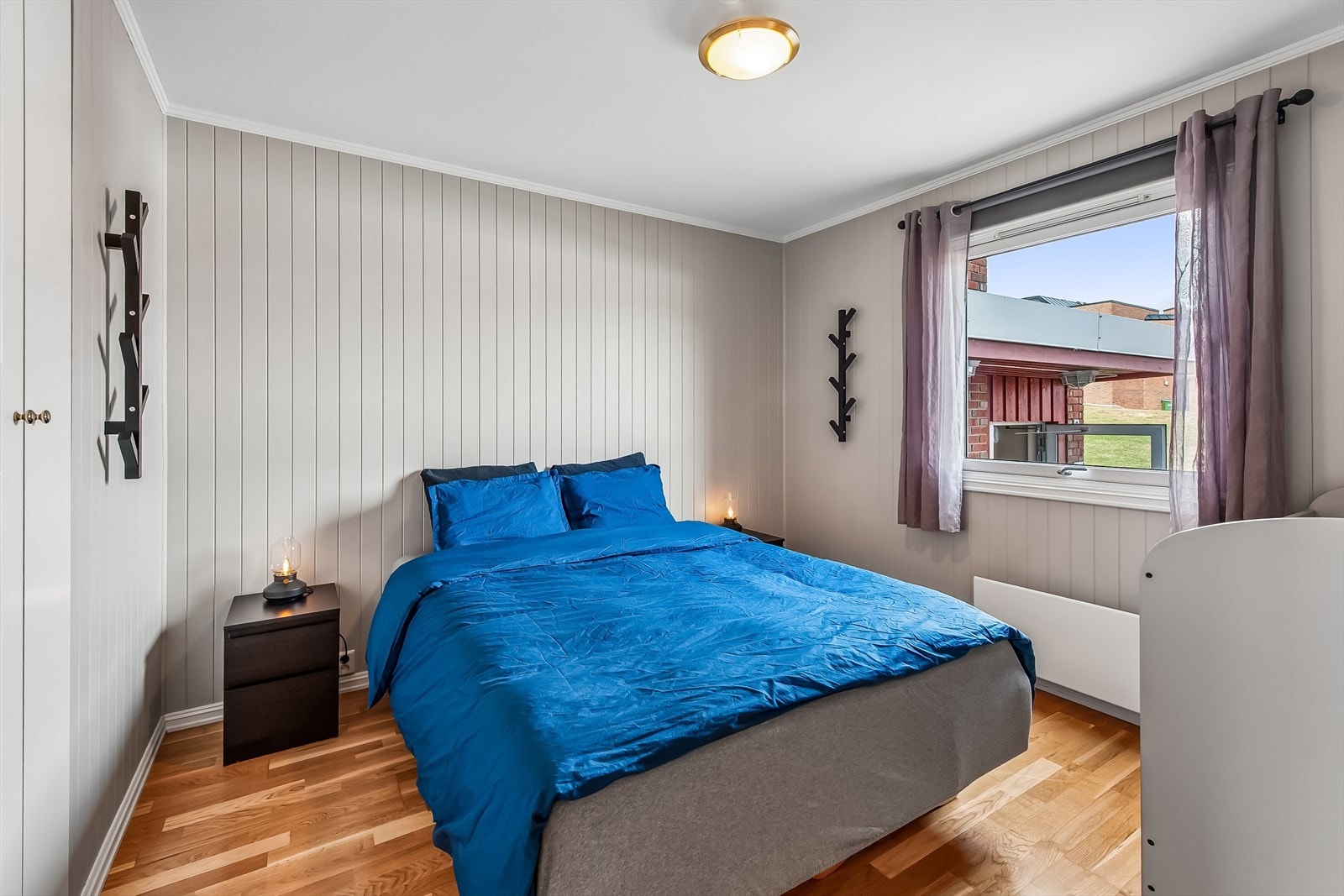 Hovedsoverom med plassbygget garderobeskap. Galleribilde
