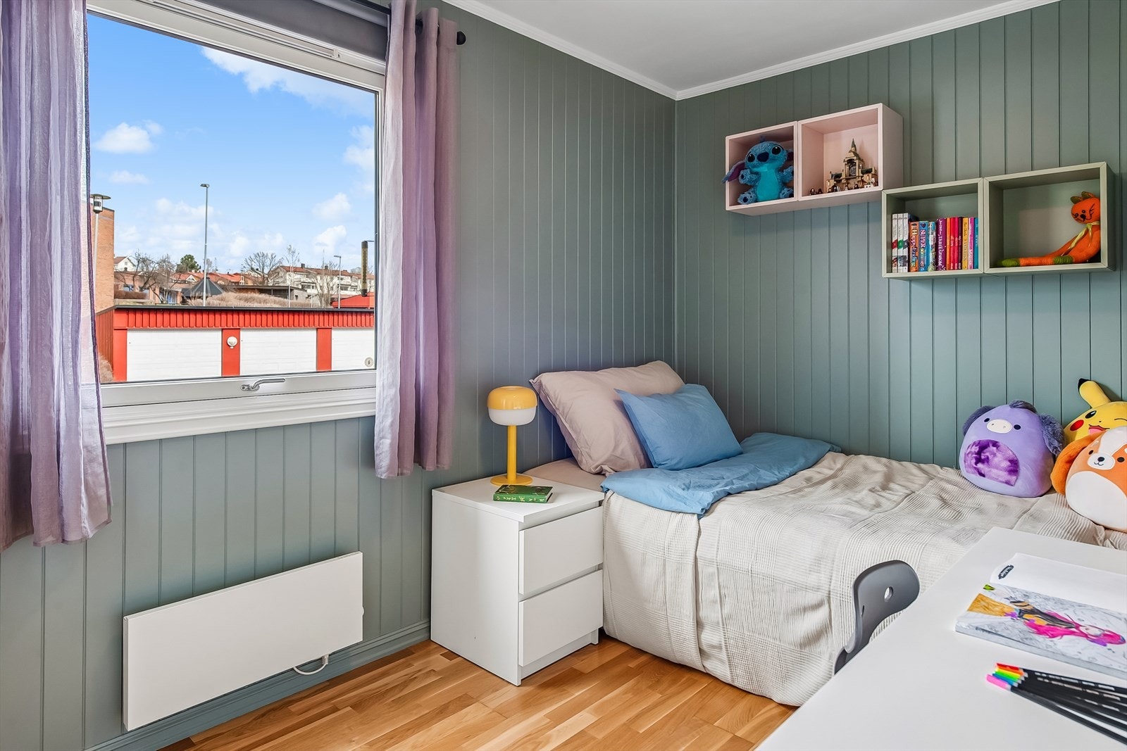 Soverom nr. 2 hvor det er god plass til seng og skrivepult. Galleribilde