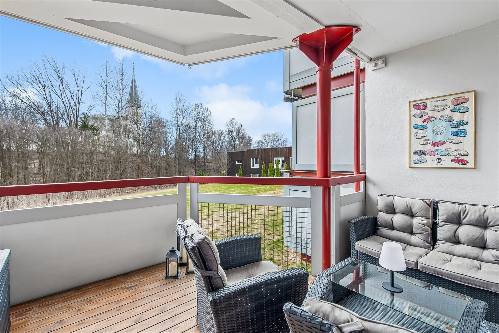 Fra stuen er det utgang til en romslig balkong på 9 m², med god plass til en sittegruppe. Galleribilde