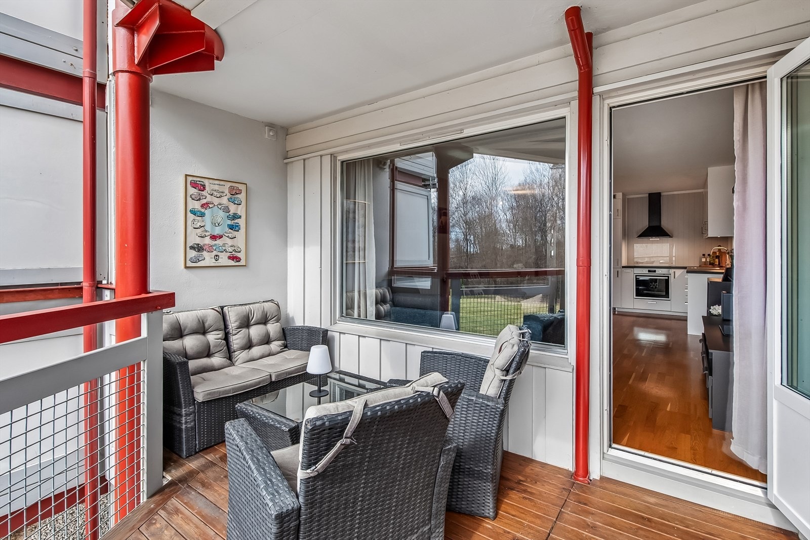 Balkongen har spaltegulv av treverk og rekkverk av treverk, plater og gitter. Galleribilde