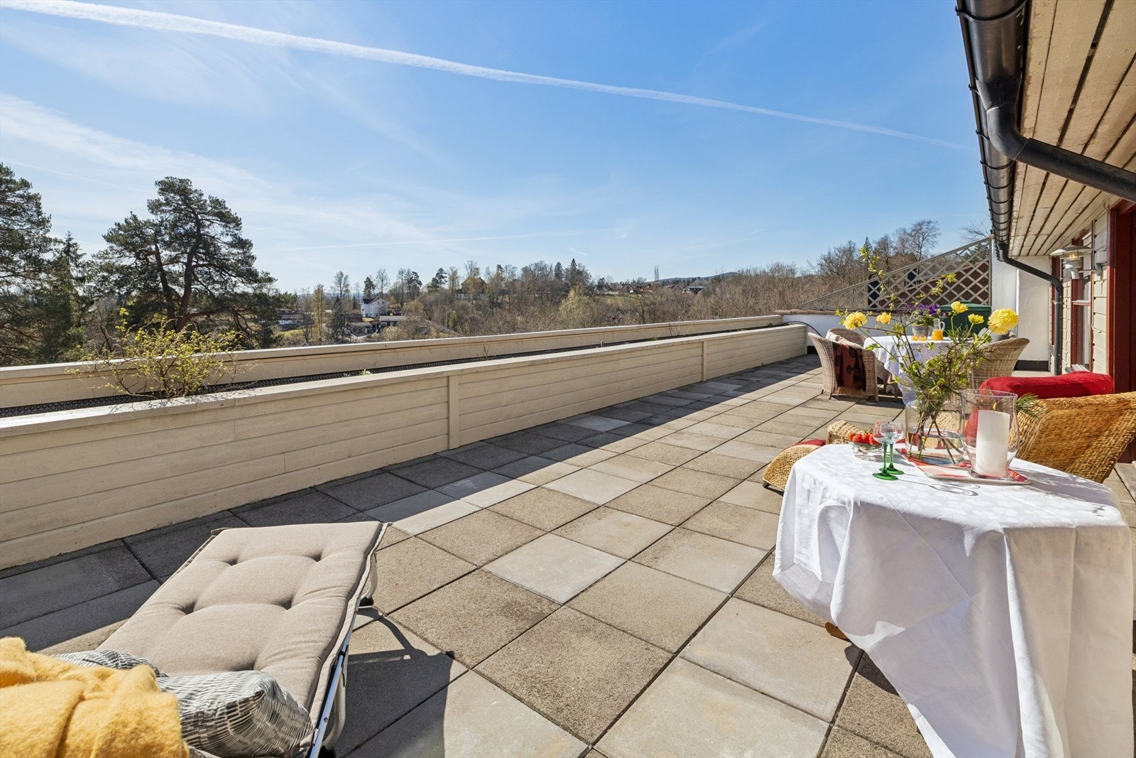 Her finner du en lettstelt terrasse på hele 66 kvm. Galleribilde
