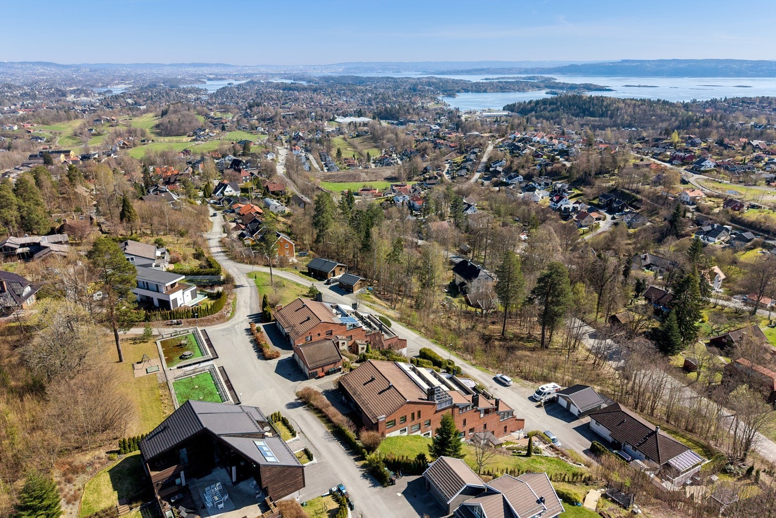 Drone. Fint og rolig nabolag. Galleribilde