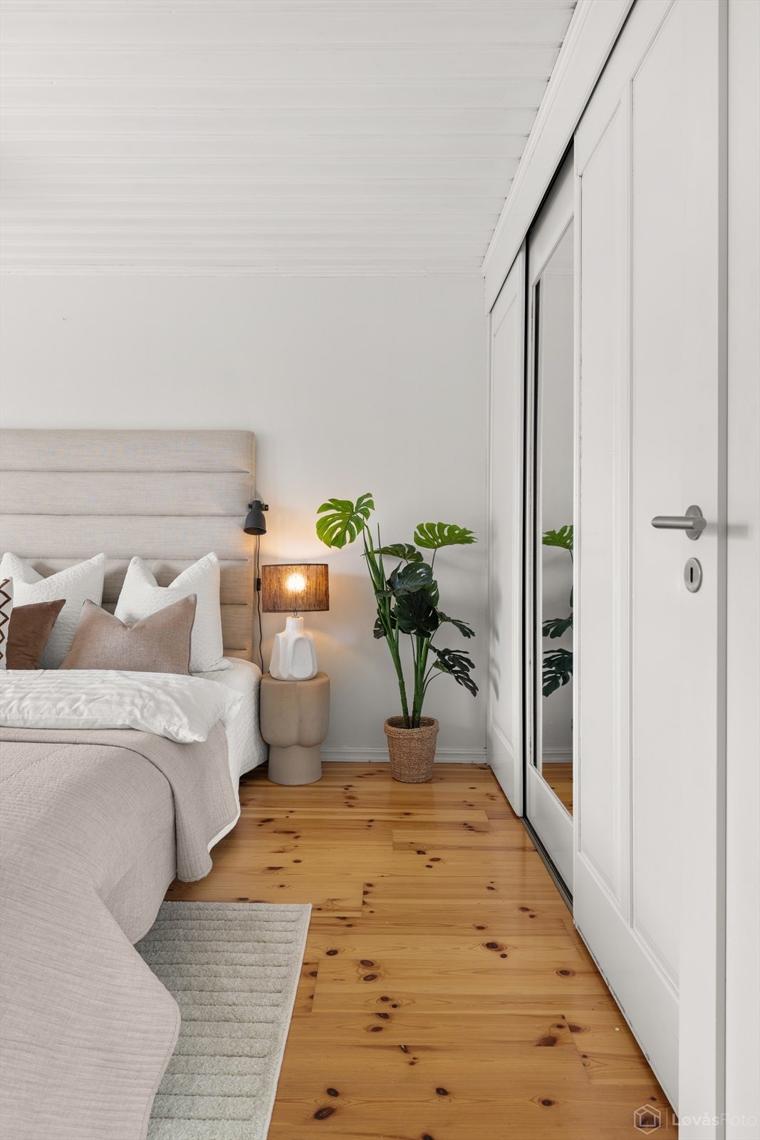 Rommet har praktisk skyvedørsgarderobe. Galleribilde