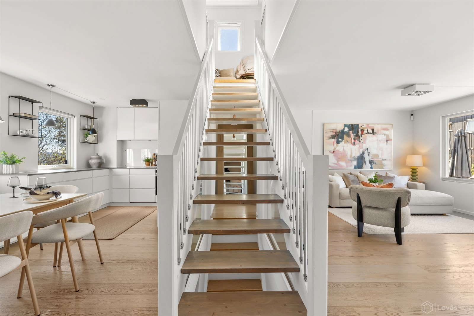 En lys og lekker enebolig i kjede over tre plan med terrasse, balkong, hage og garasje. Galleribilde