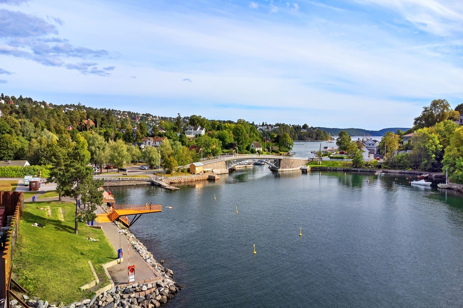 Det er flere flotte badeplasser langs fjorden, perfekt for både store og små | Bekkelagsbadet Galleribilde