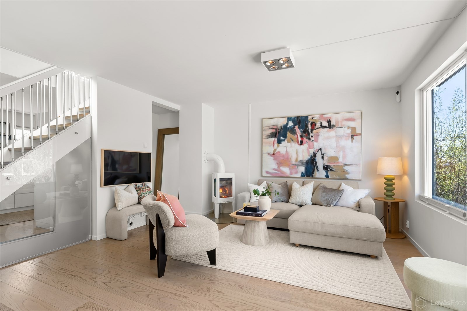 Lys og innbydende stue med god plass til sofagruppe og tv-seksjon. Peis i stue gir en lun og hyggelig atmosfære. Galleribilde