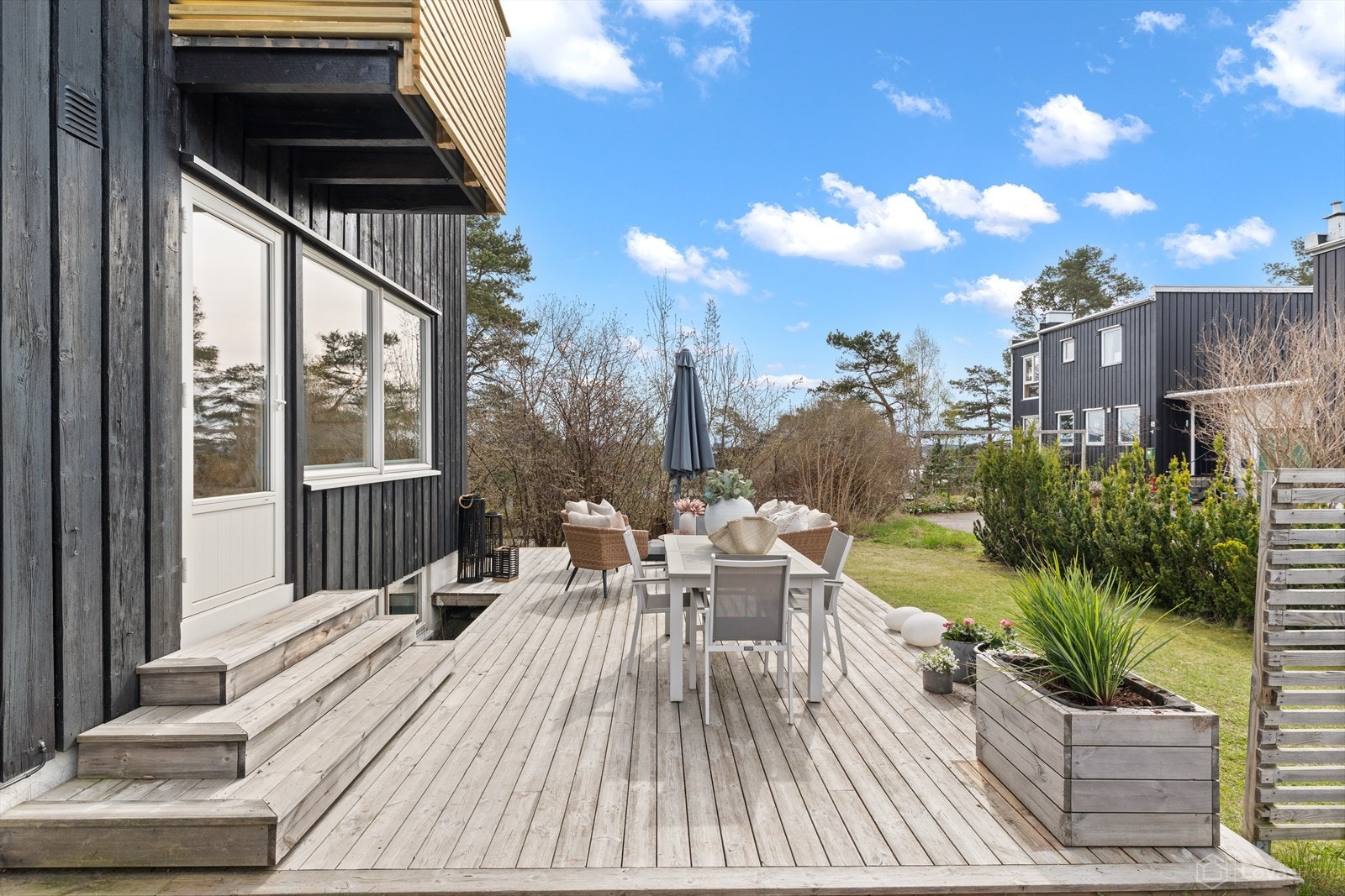 Uteplass med god plass til sittegruppe, grill m.m. Galleribilde