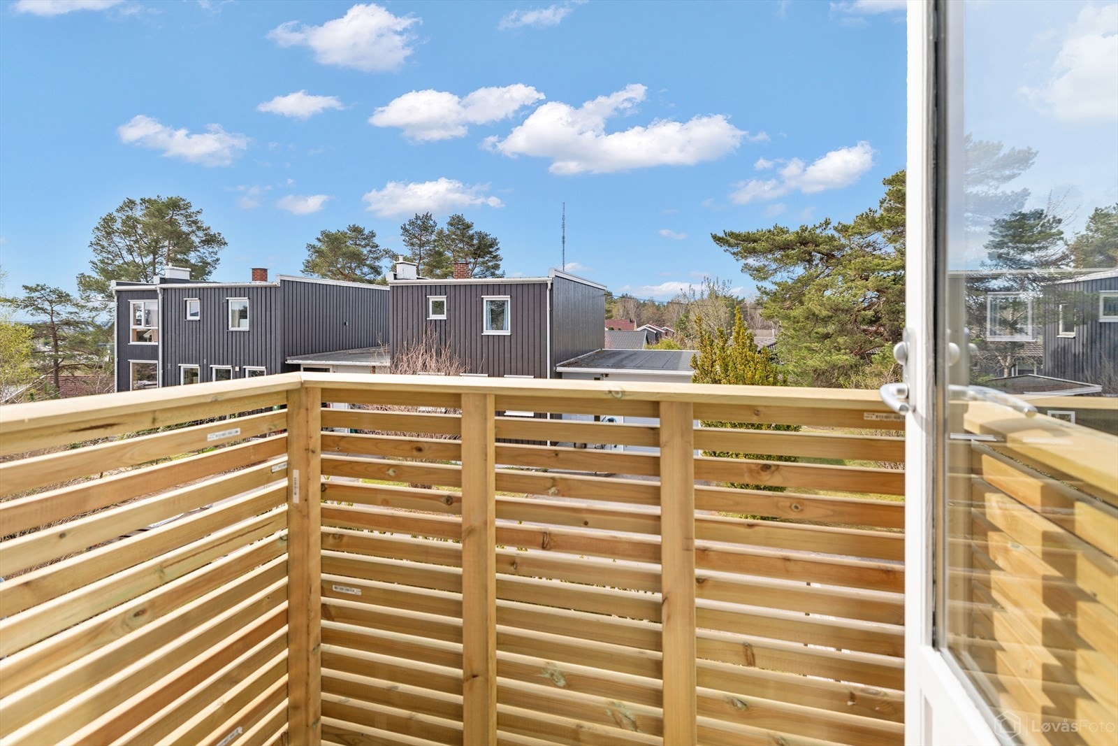 Sydvestvendt, solrik balkong på ca. 1,5 m² med adkomst fra hovedsoverom. Balkongen ble oppgradert i 2026 med nytt gulv og rekkverk. Galleribilde