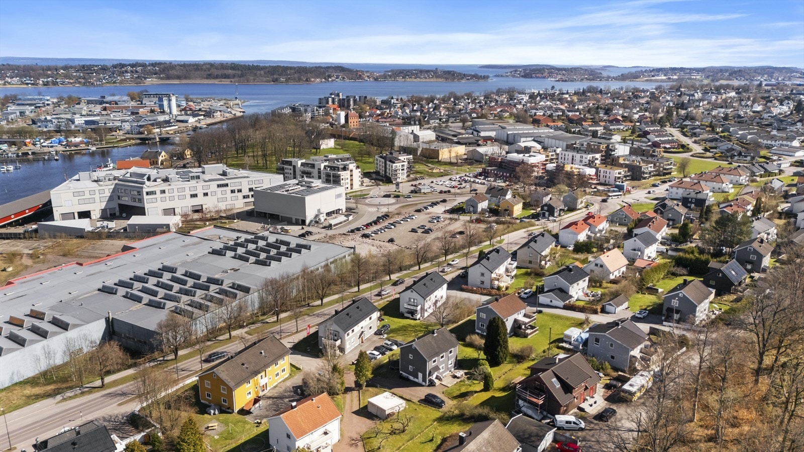 Boligen har også en svært sentral beliggenhet. Via gangbroen over til Tønsberg brygge er det kun få minutters gange til alle fasiliteter i sentrum. Galleribilde