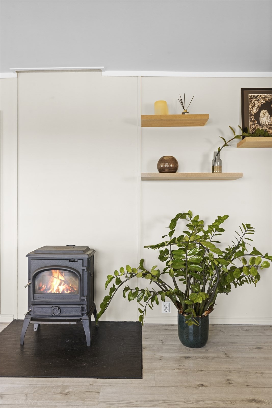 Det er også peisovn i stuen for ekstra hygge og varme på kalde dager. Galleribilde