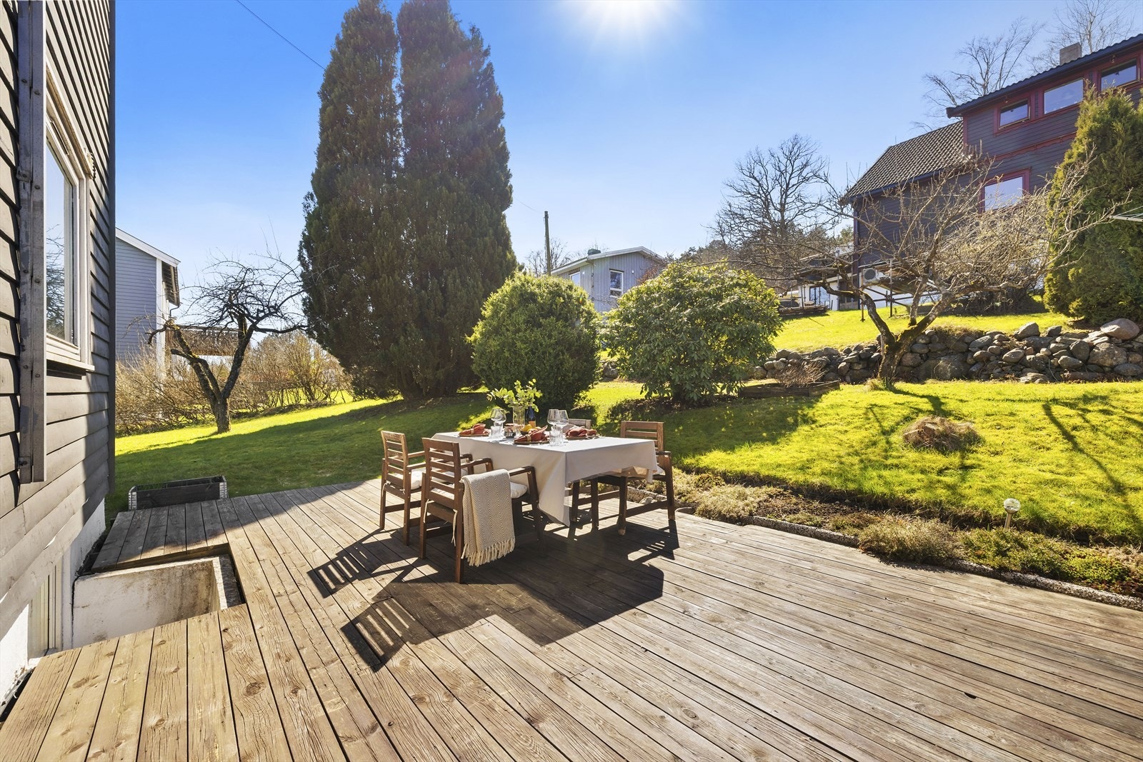 I hagen finner du en felles terrasse. Denne er perfekt for sosiale lag og grilling på varme sommerdager. Galleribilde