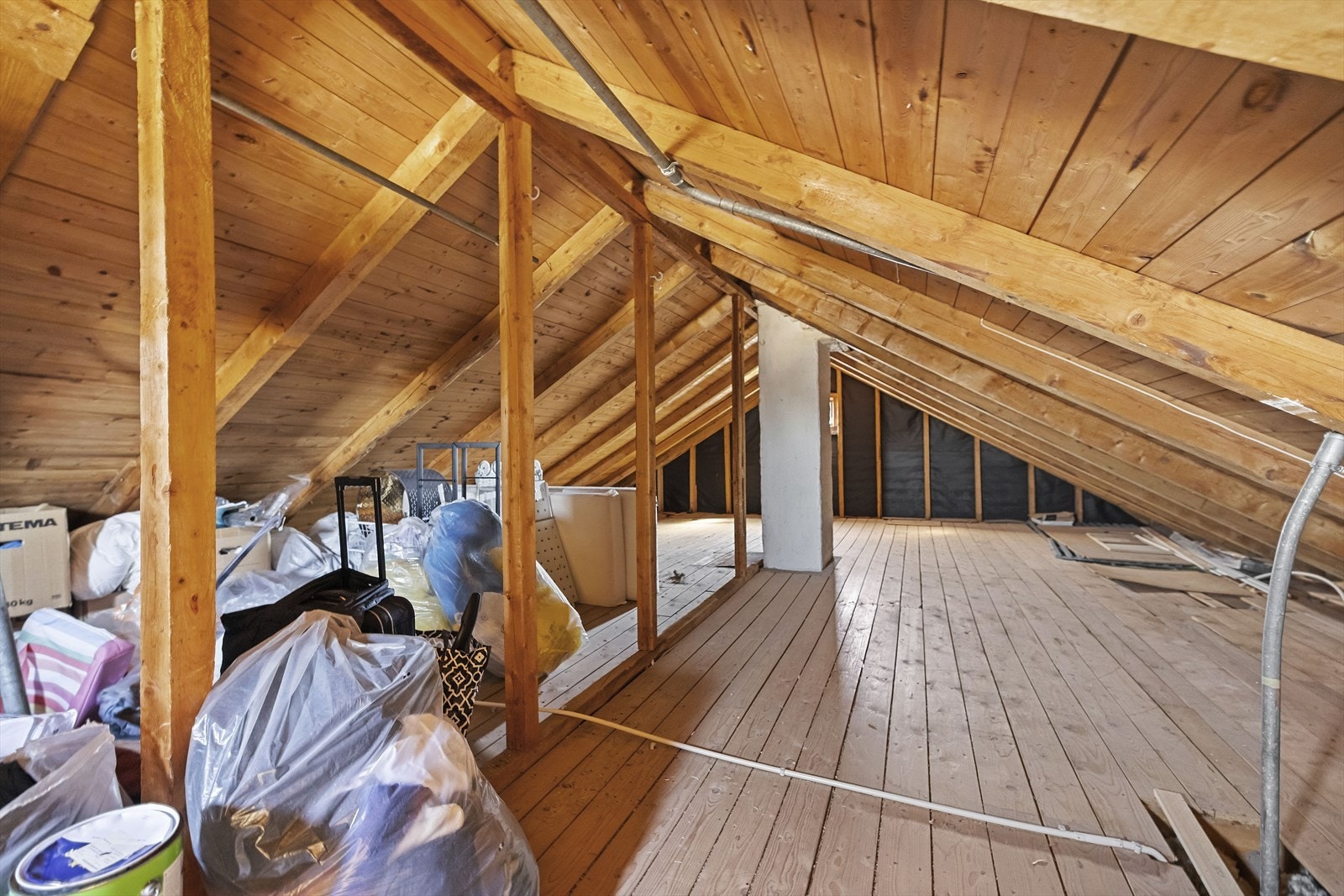 Med boligen følger et stort loft med meget gode lagringsmuligheter. Dette disponeres kun av denne seksjonen. Galleribilde