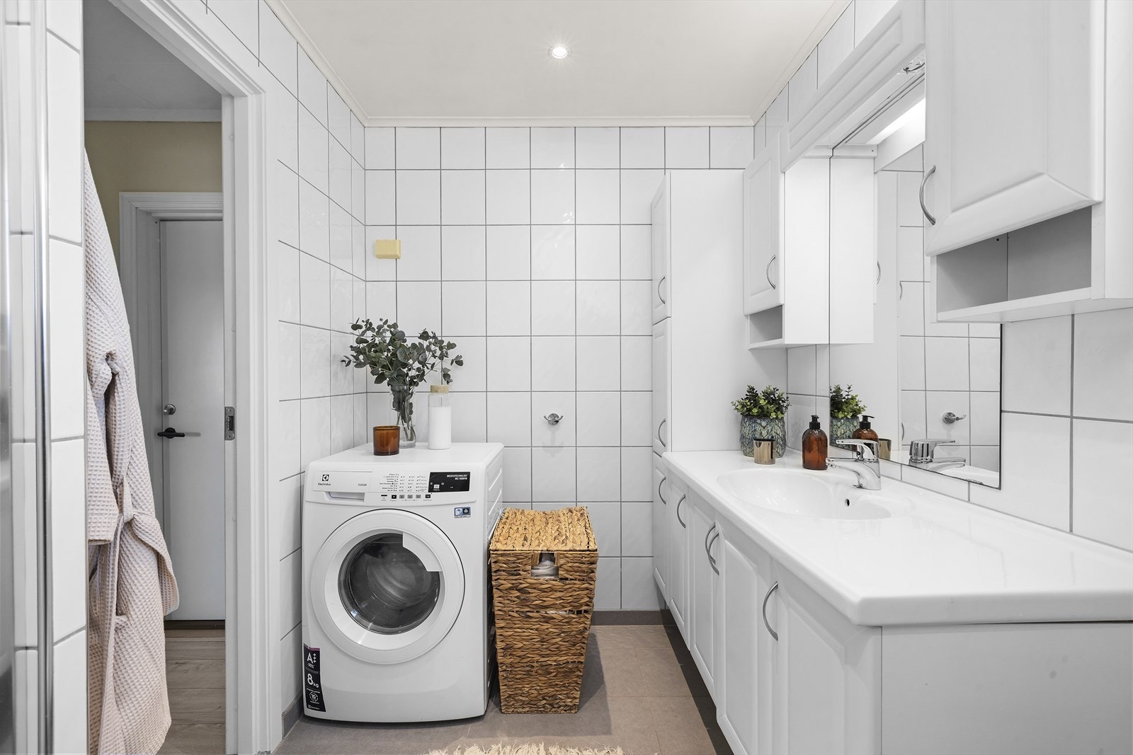Badet er delikat flislagt og ble oppgradert med nye gulvfliser lagt i 2017. Galleribilde