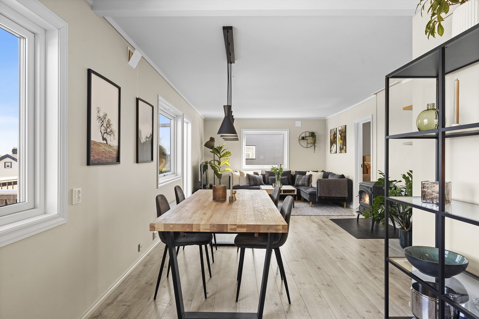 Her er det god plass til både sofagruppe og spisestue. Galleribilde