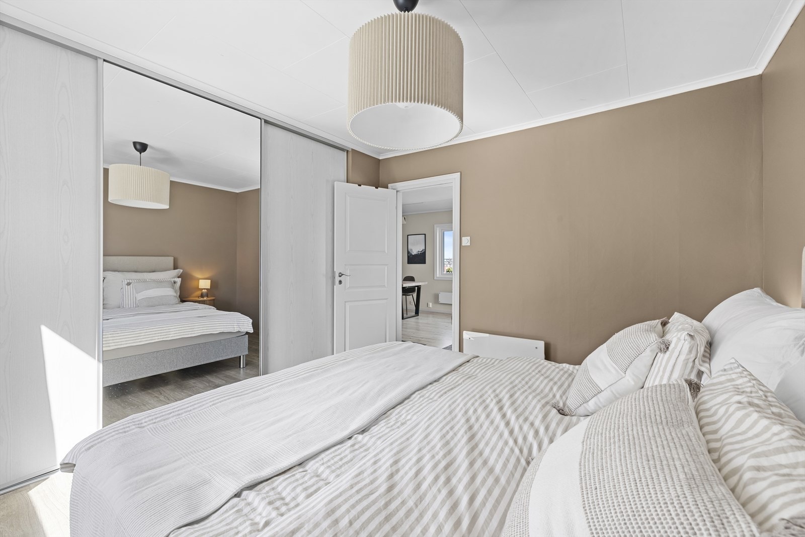 Hovedsoverommet har god plass til dobbeltseng og kommer med en stor integrert garderobeløsning. Galleribilde