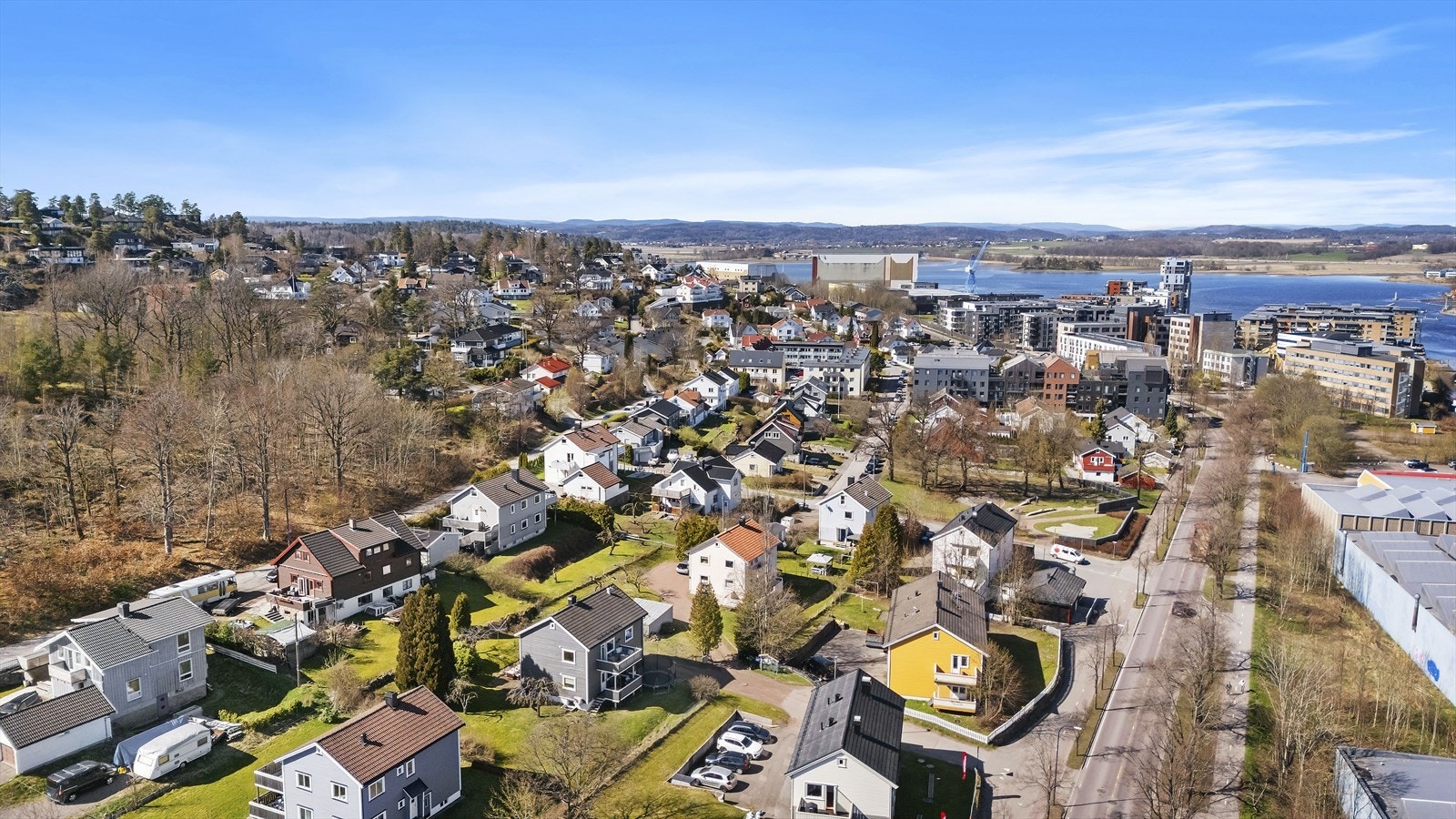 Her bor du fint til med skogen som nesten nærmeste nabo samt gode sol- og utsiktsforhold. Galleribilde