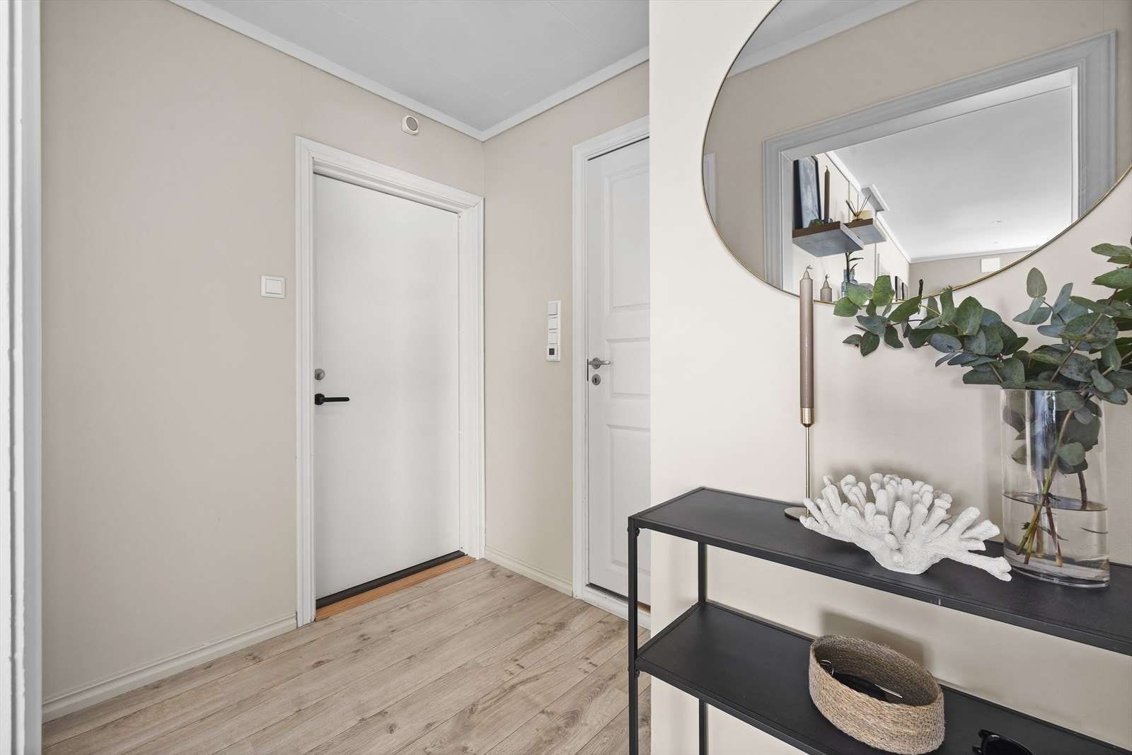 Innvendige overflater består hovedsakelig av moderne laminat på gulv og malte flater på vegger og i tak. Galleribilde