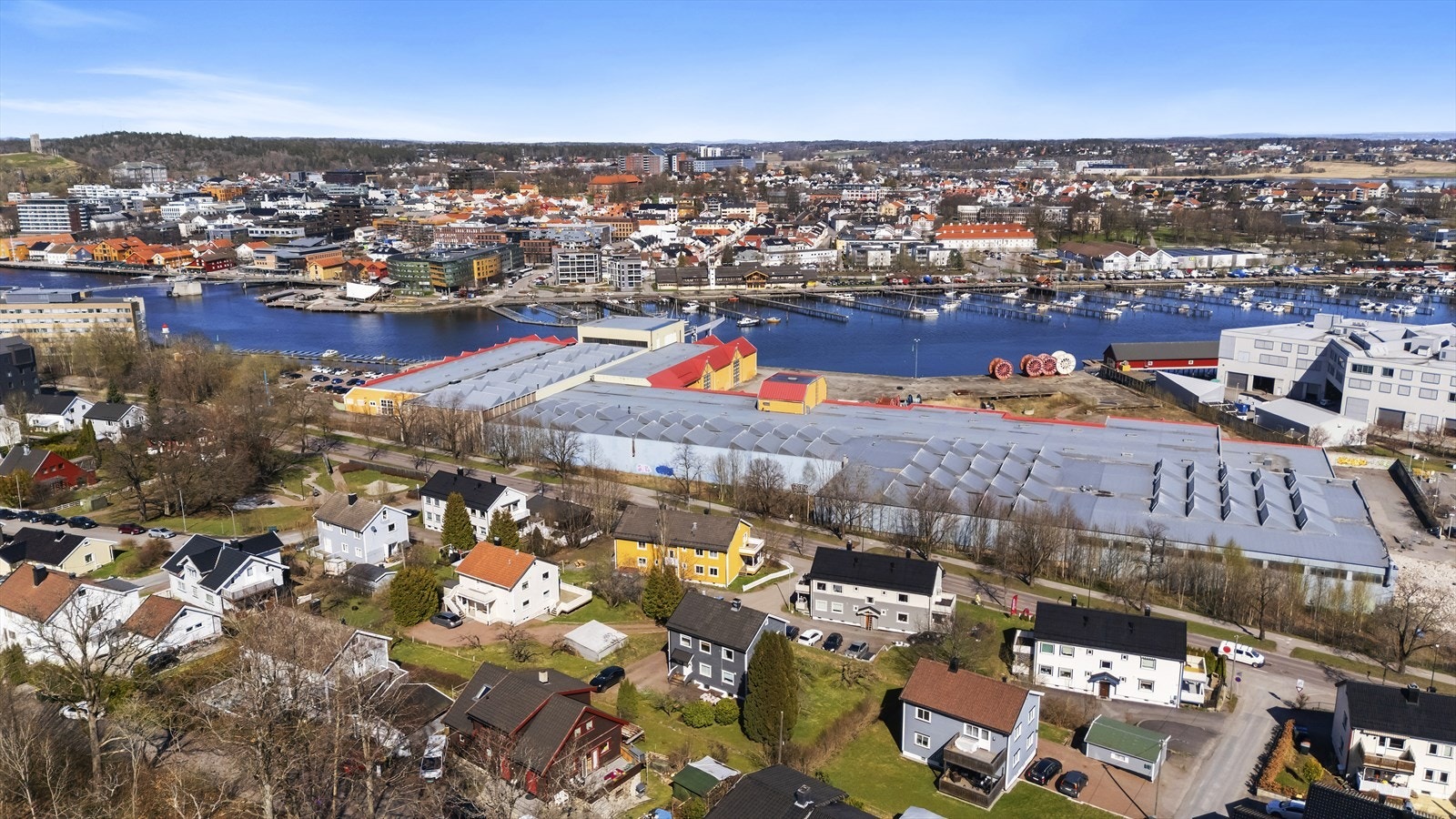 Her har du gangavstand til dagligvarebutikker, bank, apotek, legesenter, vinmonopol, restauranter og mye mer. Brygga, med sitt rike utvalg av serveringssteder, nås på ca. 5 minutter til fots. Galleribilde