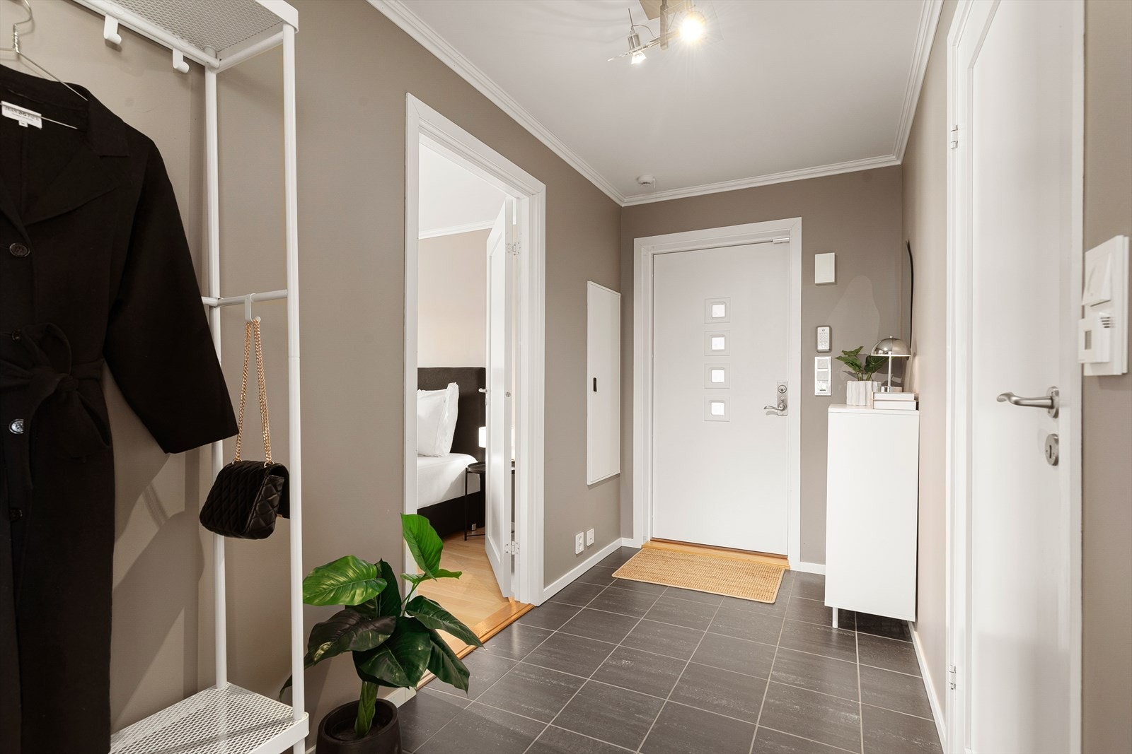 Entré/hall med flislagt gulv med varmekabler Galleribilde